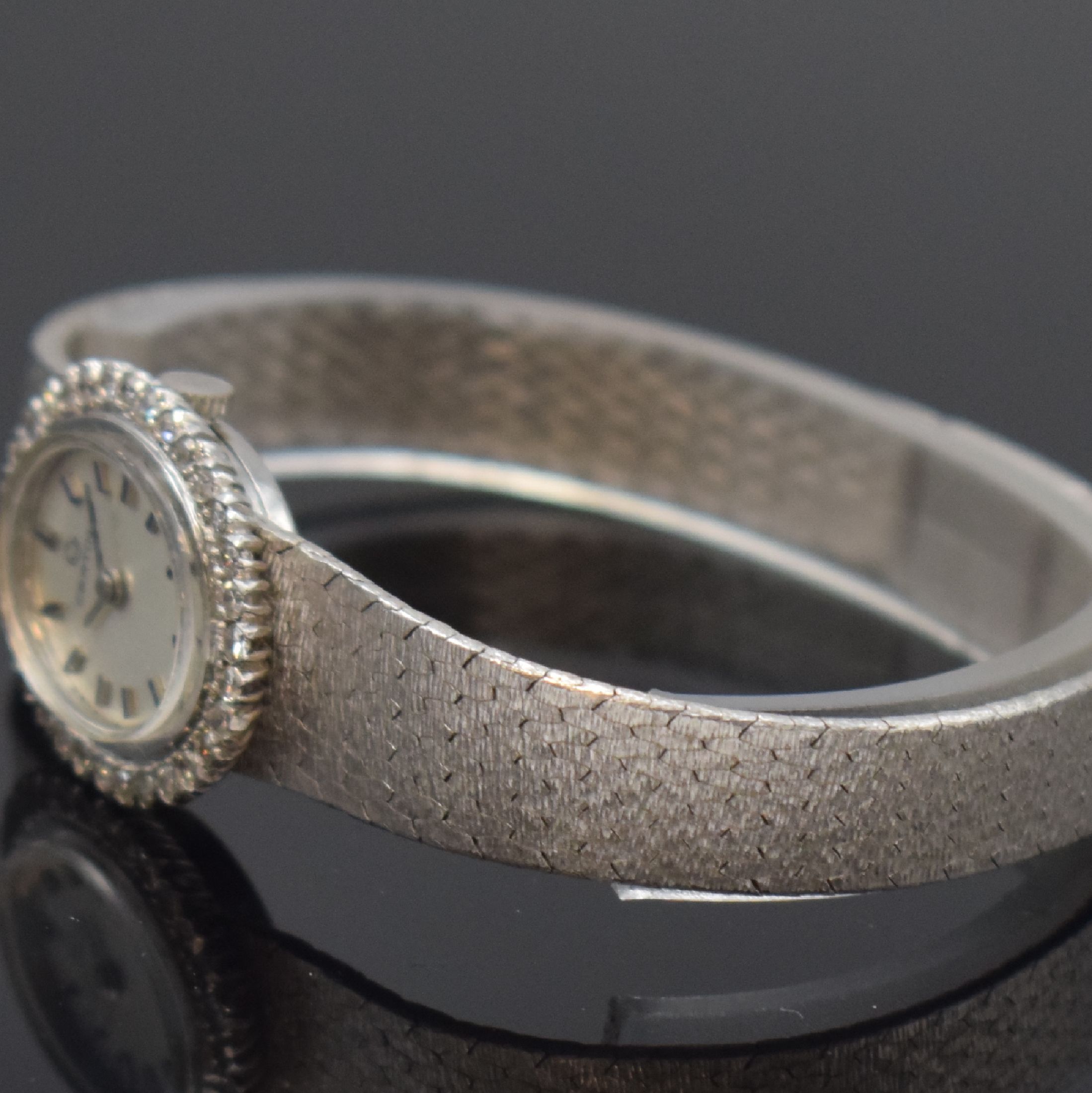 Detail b: CERTINA diamantbesetzte Damenarmbanduhr in WG 750/000, Schweiz um 1970, Handaufzug, gedr. Geh., integr. orig. Band, silb. Zifferbl., aufges. silb. ...