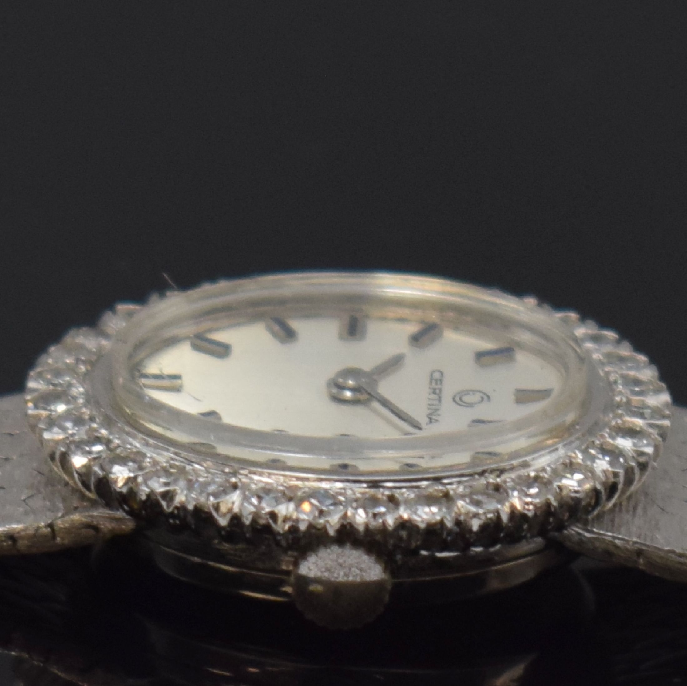 Detail d: CERTINA diamantbesetzte Damenarmbanduhr in WG 750/000, Schweiz um 1970, Handaufzug, gedr. Geh., integr. orig. Band, silb. Zifferbl., aufges. silb. ...