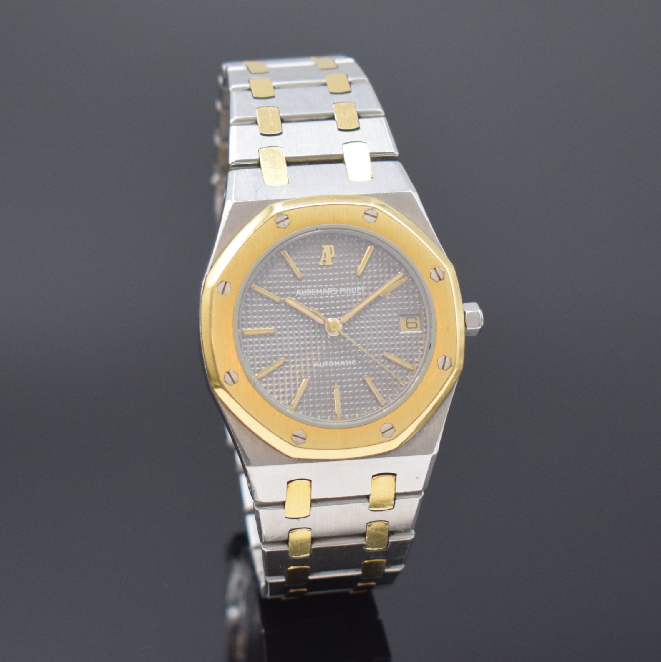 Detail b: AUDEMARS PIGUET Royal Oak Referenz 14100SA Armbanduhr in Stahl/Gold, Schweiz um 1980, Automatik, Lünette gegen Boden 8-fach verschr. Geh., integr. ...