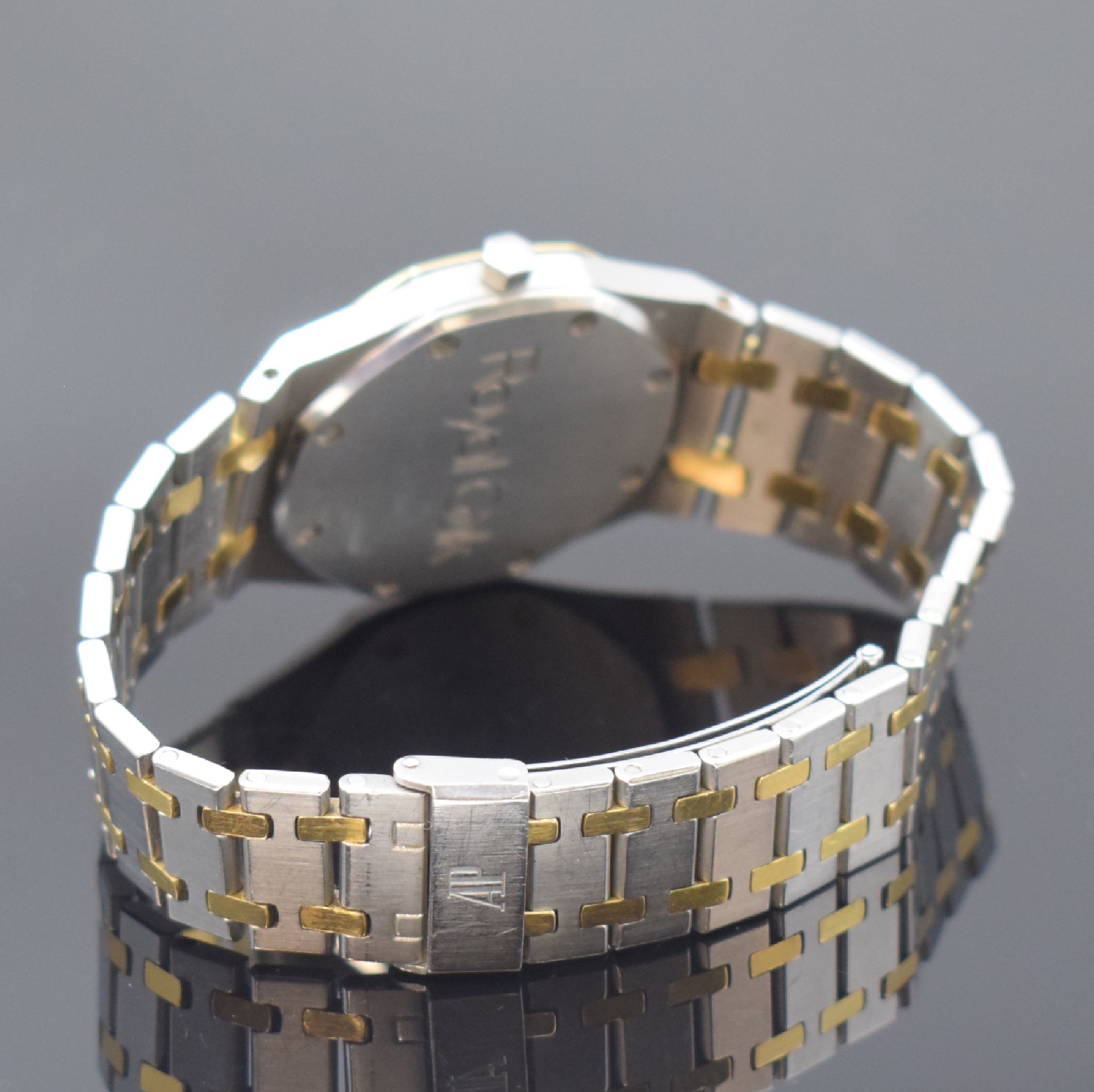 Detail d: AUDEMARS PIGUET Royal Oak Referenz 14100SA Armbanduhr in Stahl/Gold, Schweiz um 1980, Automatik, Lünette gegen Boden 8-fach verschr. Geh., integr. ...