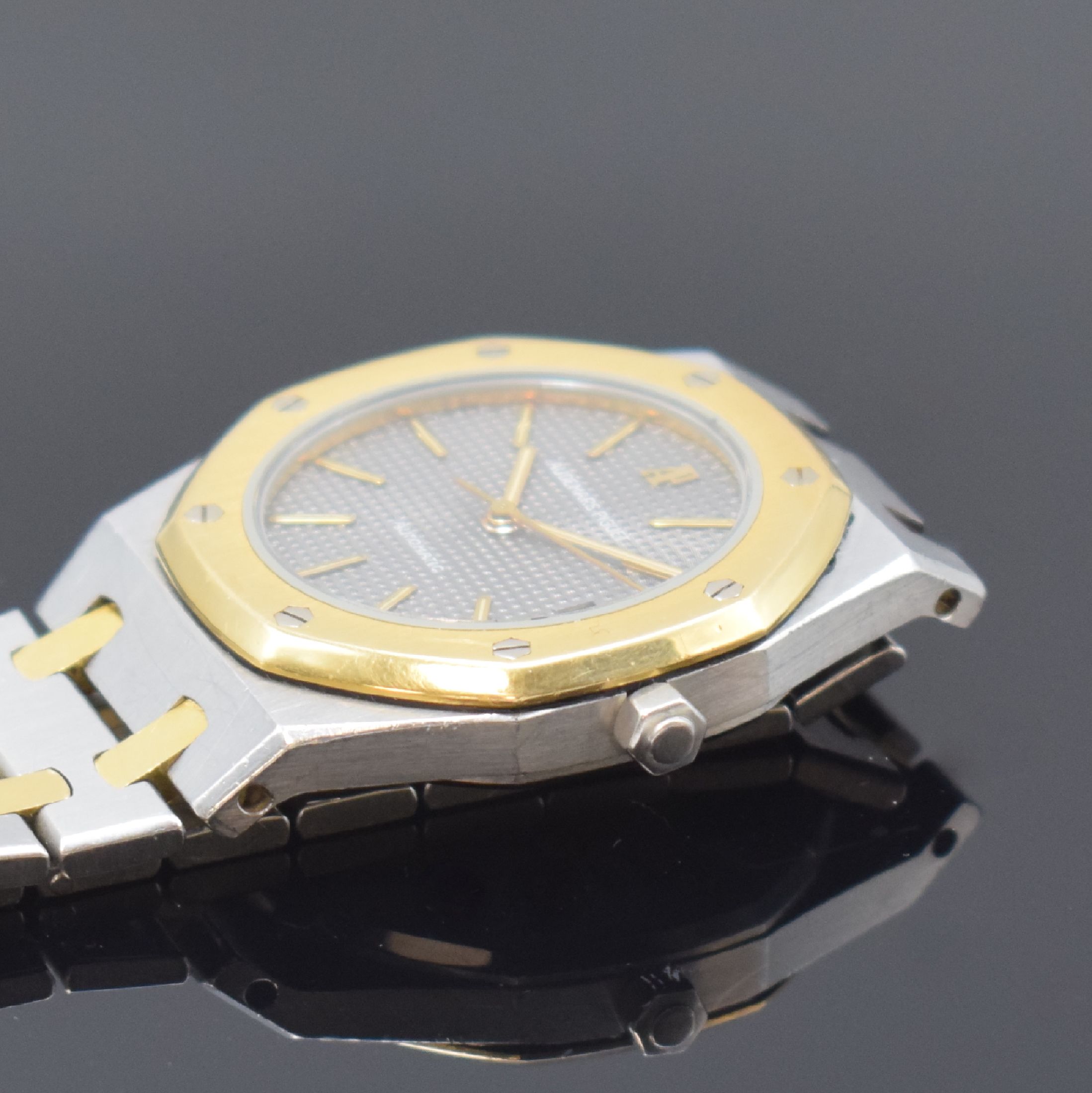 Detail e: AUDEMARS PIGUET Royal Oak Referenz 14100SA Armbanduhr in Stahl/Gold, Schweiz um 1980, Automatik, Lünette gegen Boden 8-fach verschr. Geh., integr. ...