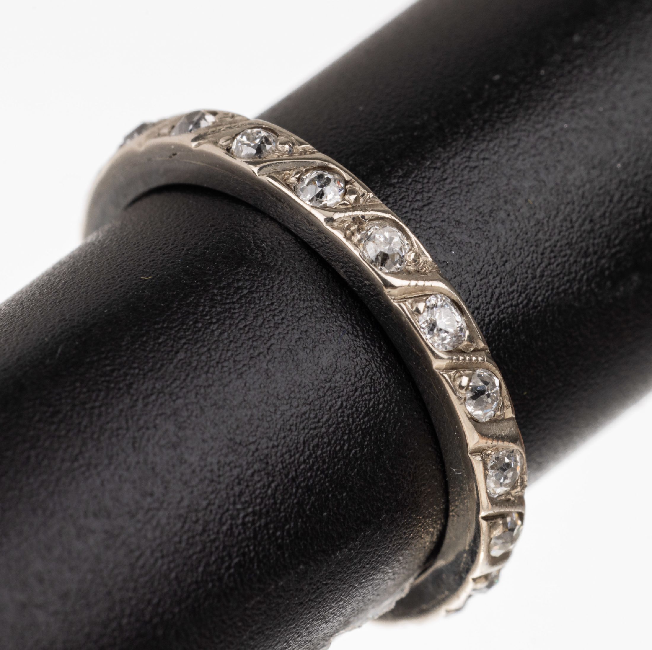 14 kt Gold Diamant Memoryring, WG 585/000, rundum bes. mit 20 Altschliffdiamanten zus. ca. 0.60 ct Weiß-l.get.Weiß/si-p, RW 53, ca. 1.6 g