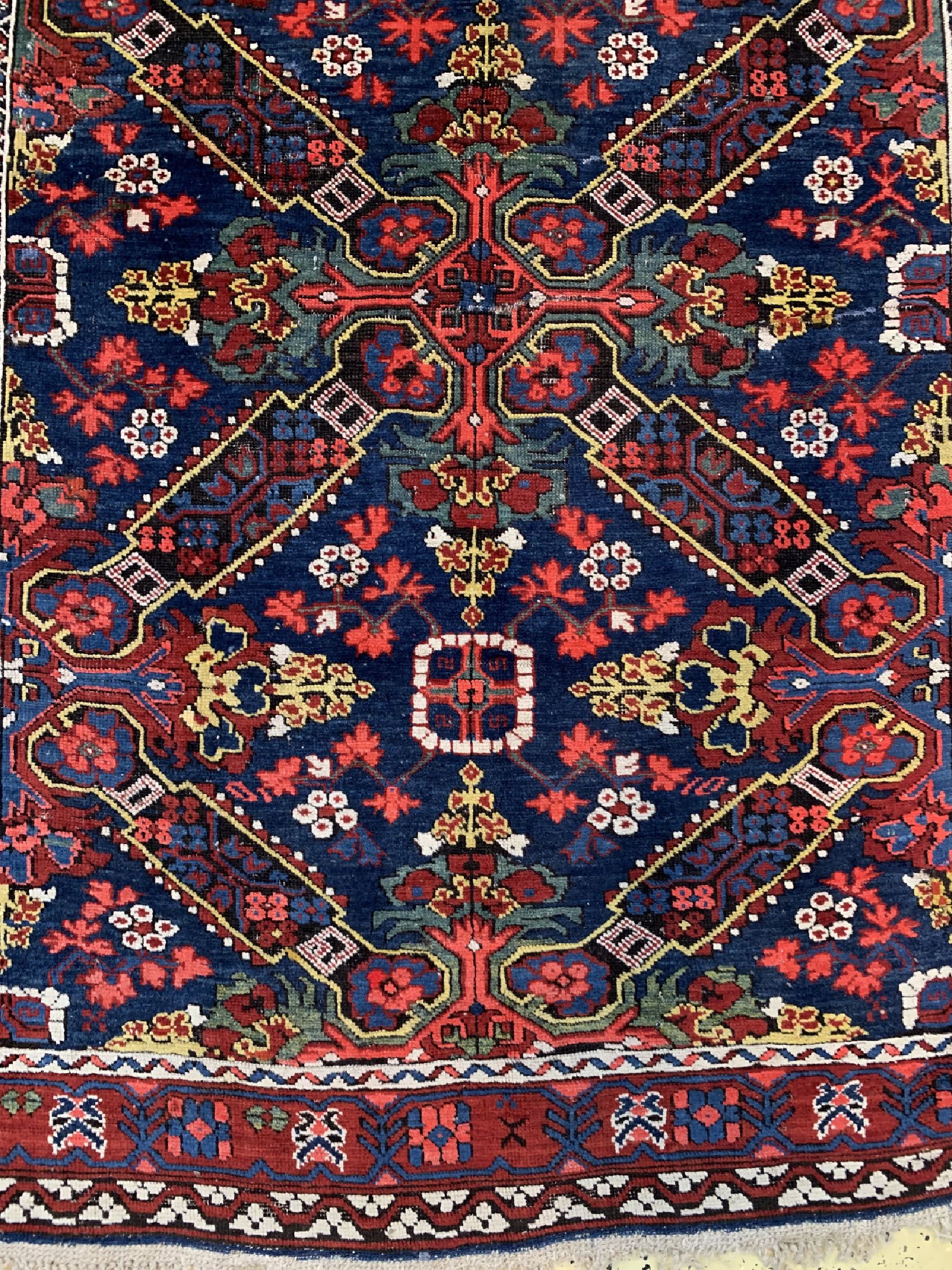 Detail a: Seychur antik, Kaukasus, um 1900, Wolle aufWolle, ca. 192 x 133 cm, EHZ: 2-3, (Alte Restaurierungen)