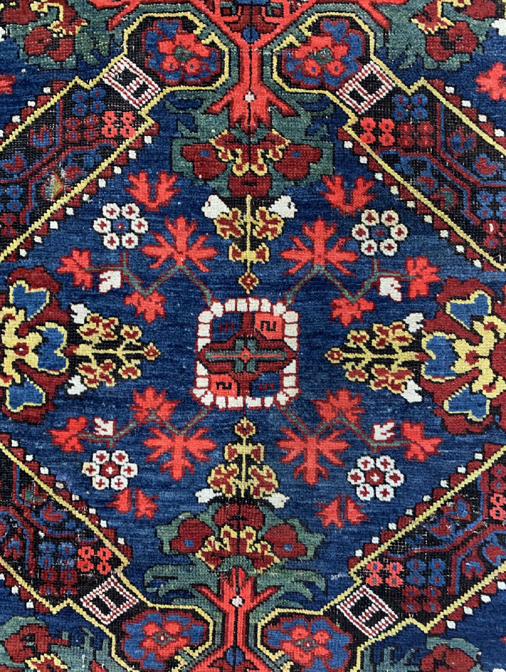 Detail b: Seychur antik, Kaukasus, um 1900, Wolle aufWolle, ca. 192 x 133 cm, EHZ: 2-3, (Alte Restaurierungen)