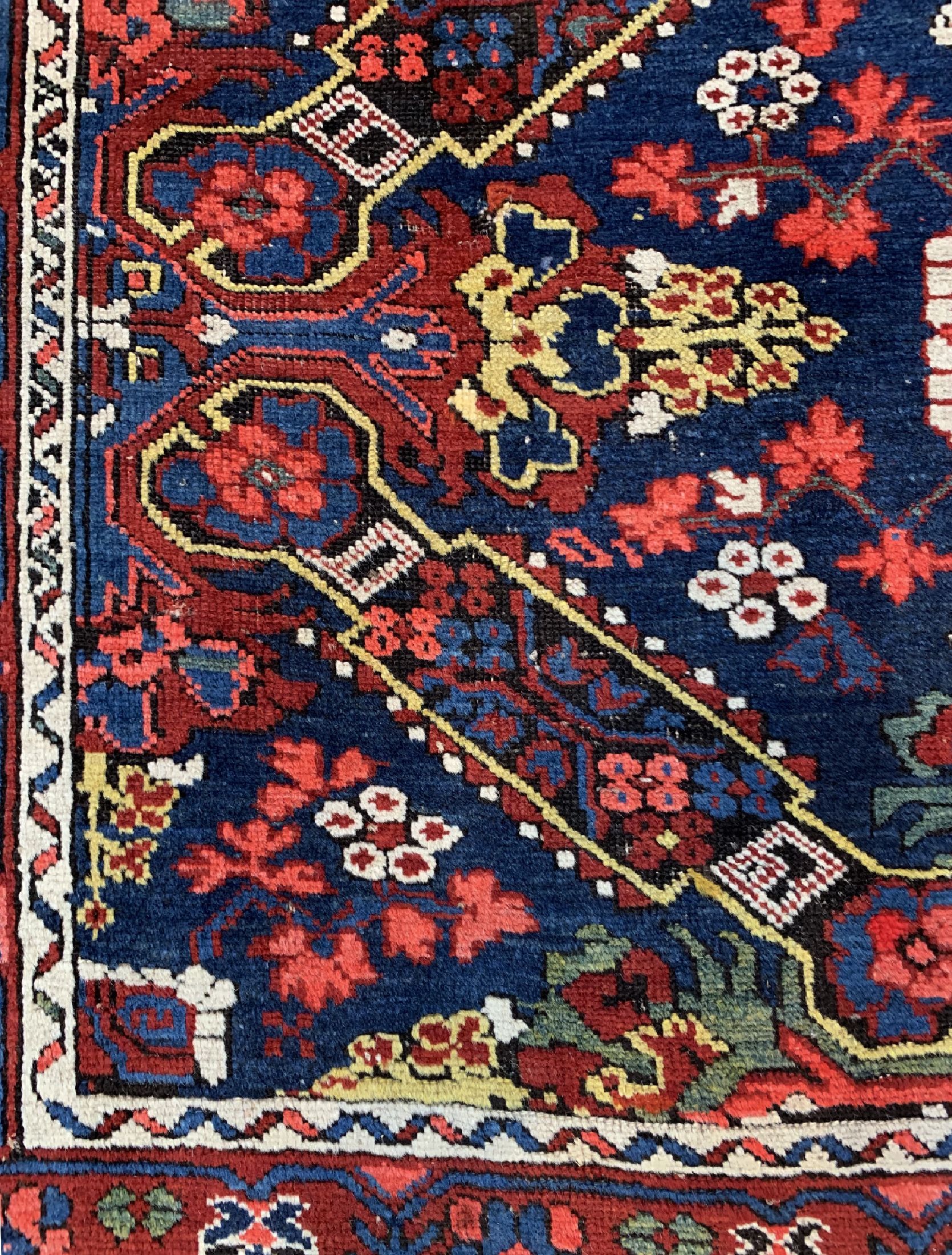 Detail c: Seychur antik, Kaukasus, um 1900, Wolle aufWolle, ca. 192 x 133 cm, EHZ: 2-3, (Alte Restaurierungen)
