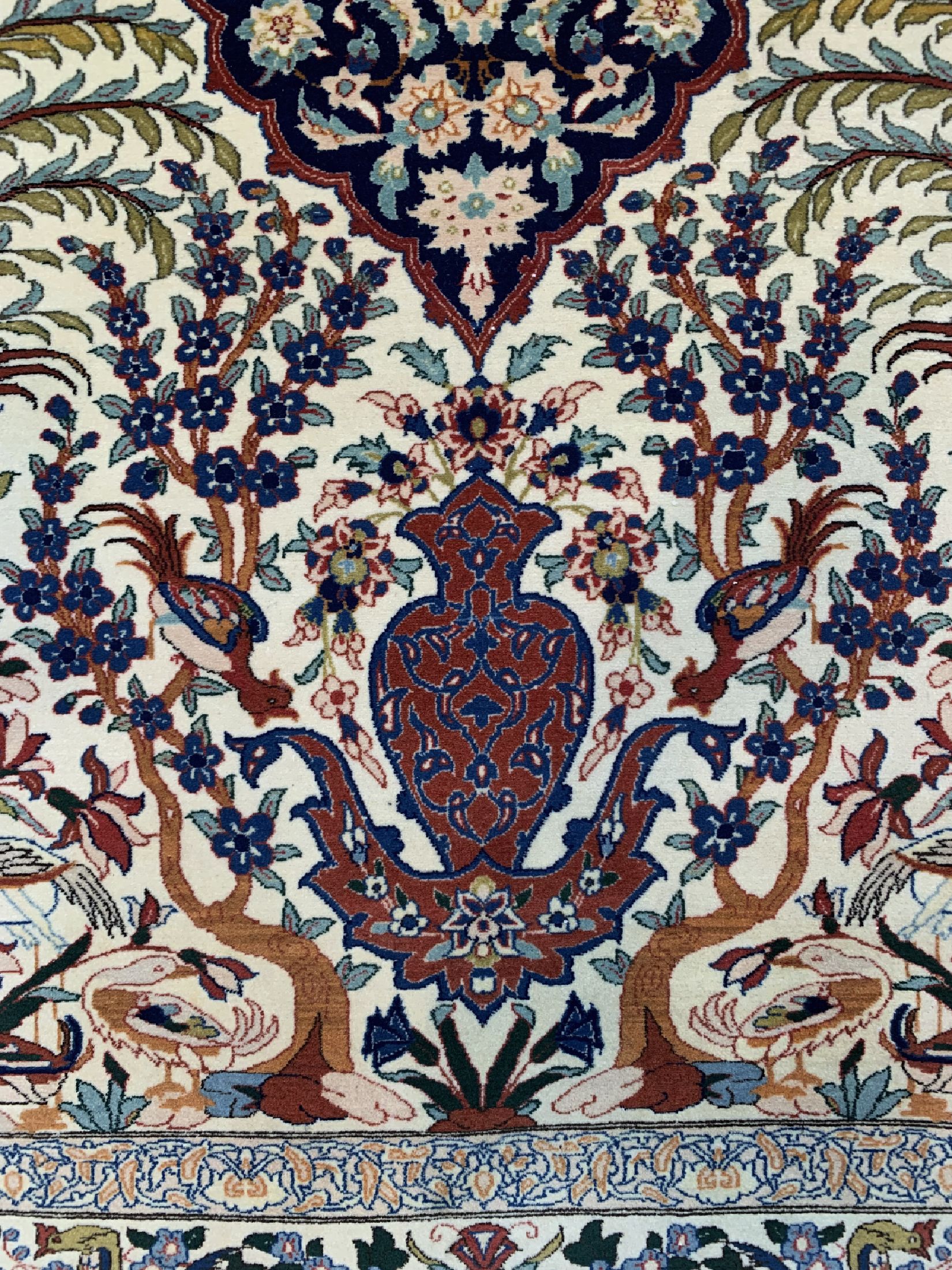 Detail b: Esfahan fein, Persien, um 1950, Korkwolle auf Seide, ca. 165 x 125 cm, ca. 1,0 Mio. Kn/qm, fachkundig gereinigt, EHZ: 1-2