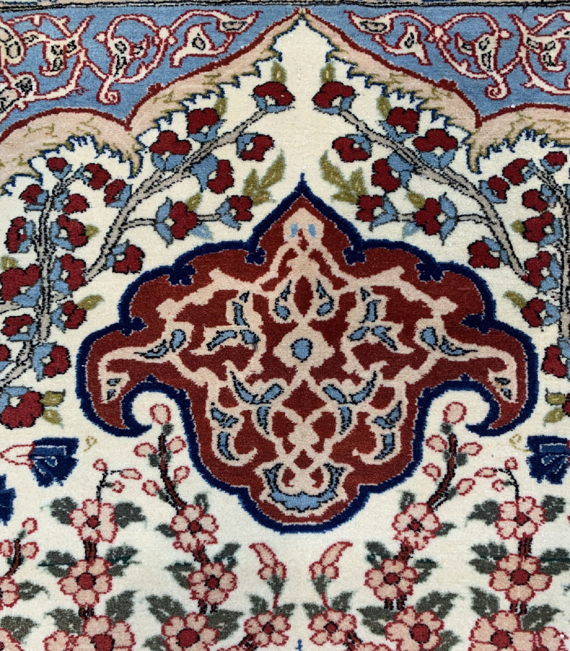 Detail e: Esfahan fein, Persien, um 1950, Korkwolle auf Seide, ca. 165 x 125 cm, ca. 1,0 Mio. Kn/qm, fachkundig gereinigt, EHZ: 1-2