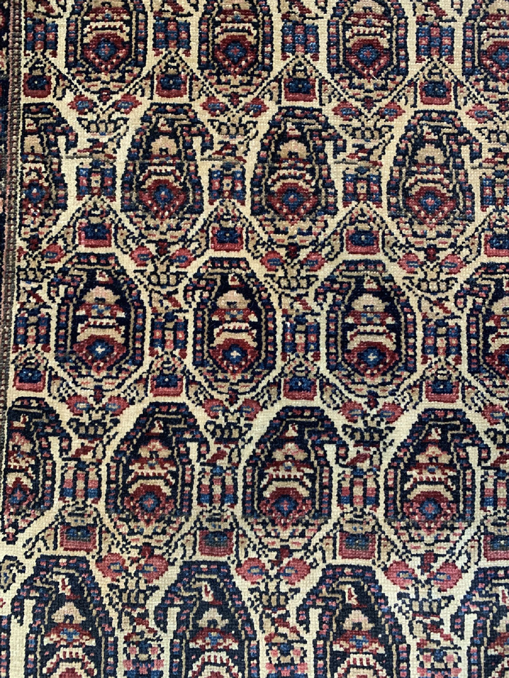 Detail b: Senneh fein antik, Persien, 19.Jhd, Wolle auf Baumwolle, ca. 190 x 125 cm, EHZ: 3