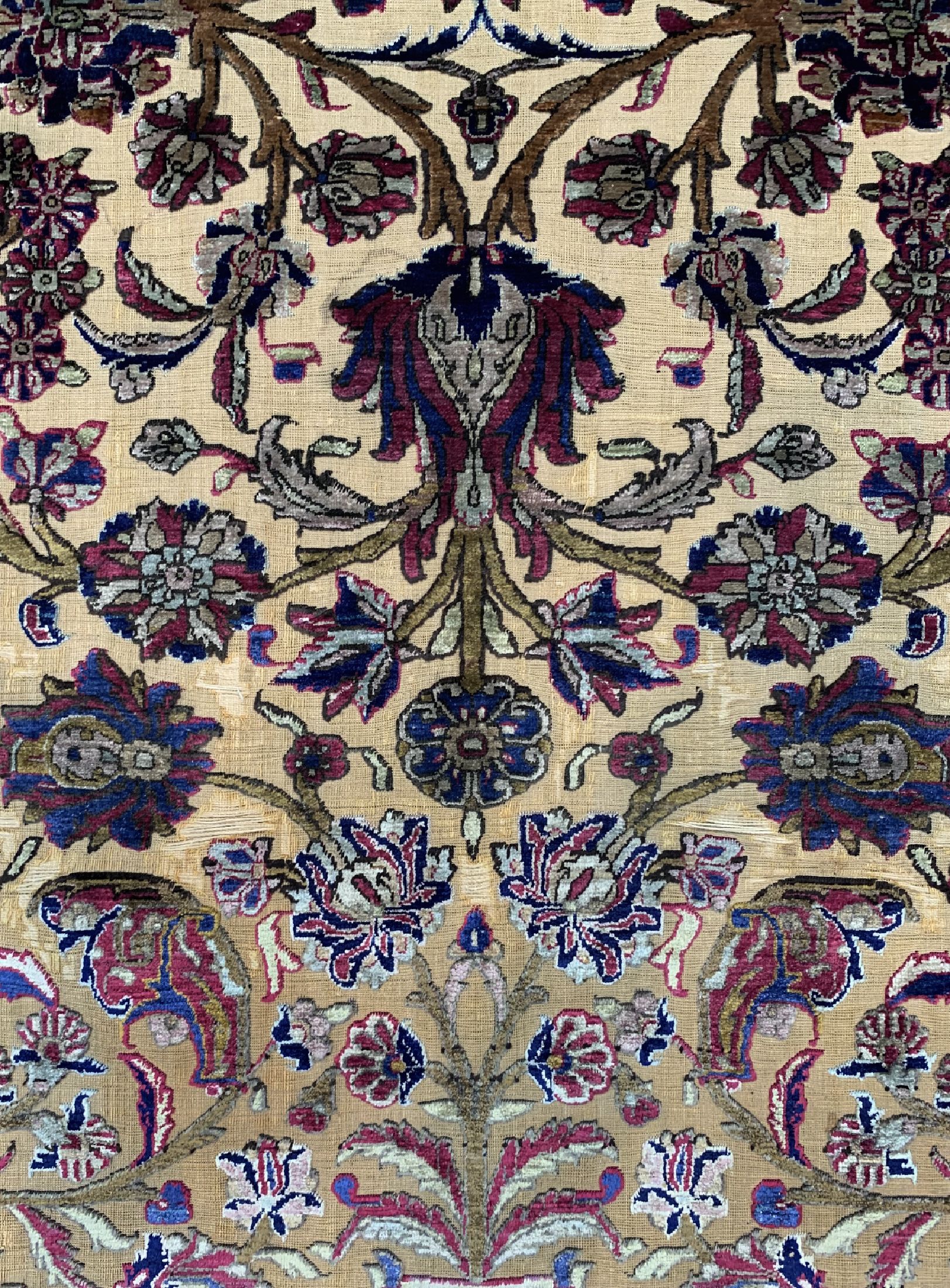 Detail a: Keschan Seide "Souf" antik, Persien(mit Königskrone), 19.Jhd, reine Naturseide, ca. 197 x 132 cm, EHZ: 2, Souf mit kleineren Abnutzungen.