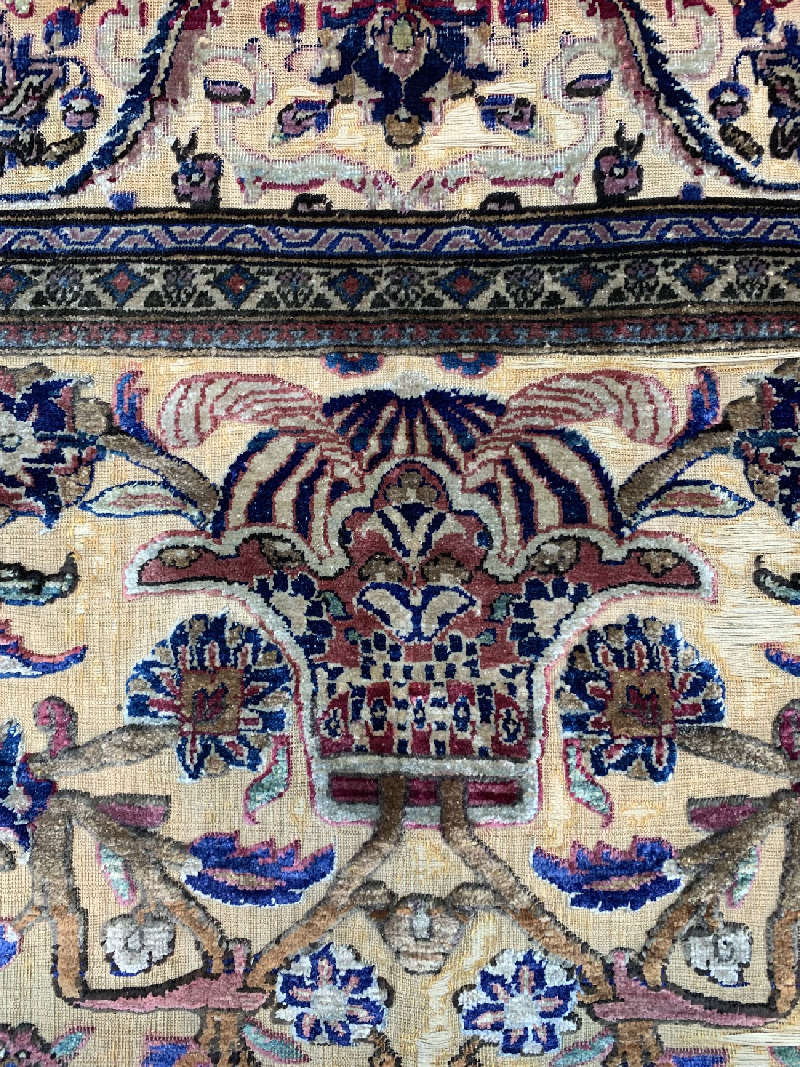 Detail b: Keschan Seide "Souf" antik, Persien(mit Königskrone), 19.Jhd, reine Naturseide, ca. 197 x 132 cm, EHZ: 2, Souf mit kleineren Abnutzungen.