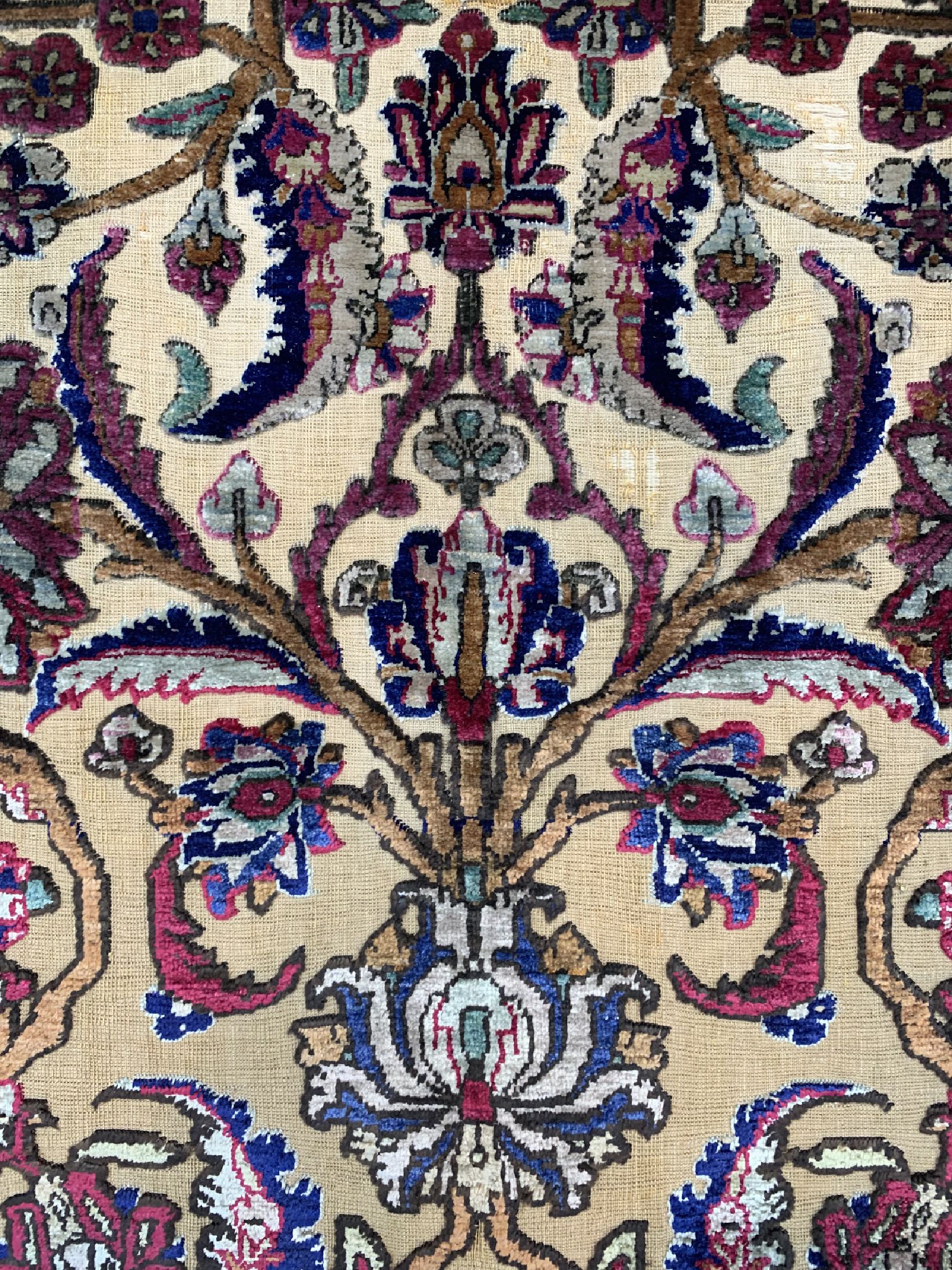 Detail c: Keschan Seide "Souf" antik, Persien(mit Königskrone), 19.Jhd, reine Naturseide, ca. 197 x 132 cm, EHZ: 2, Souf mit kleineren Abnutzungen.