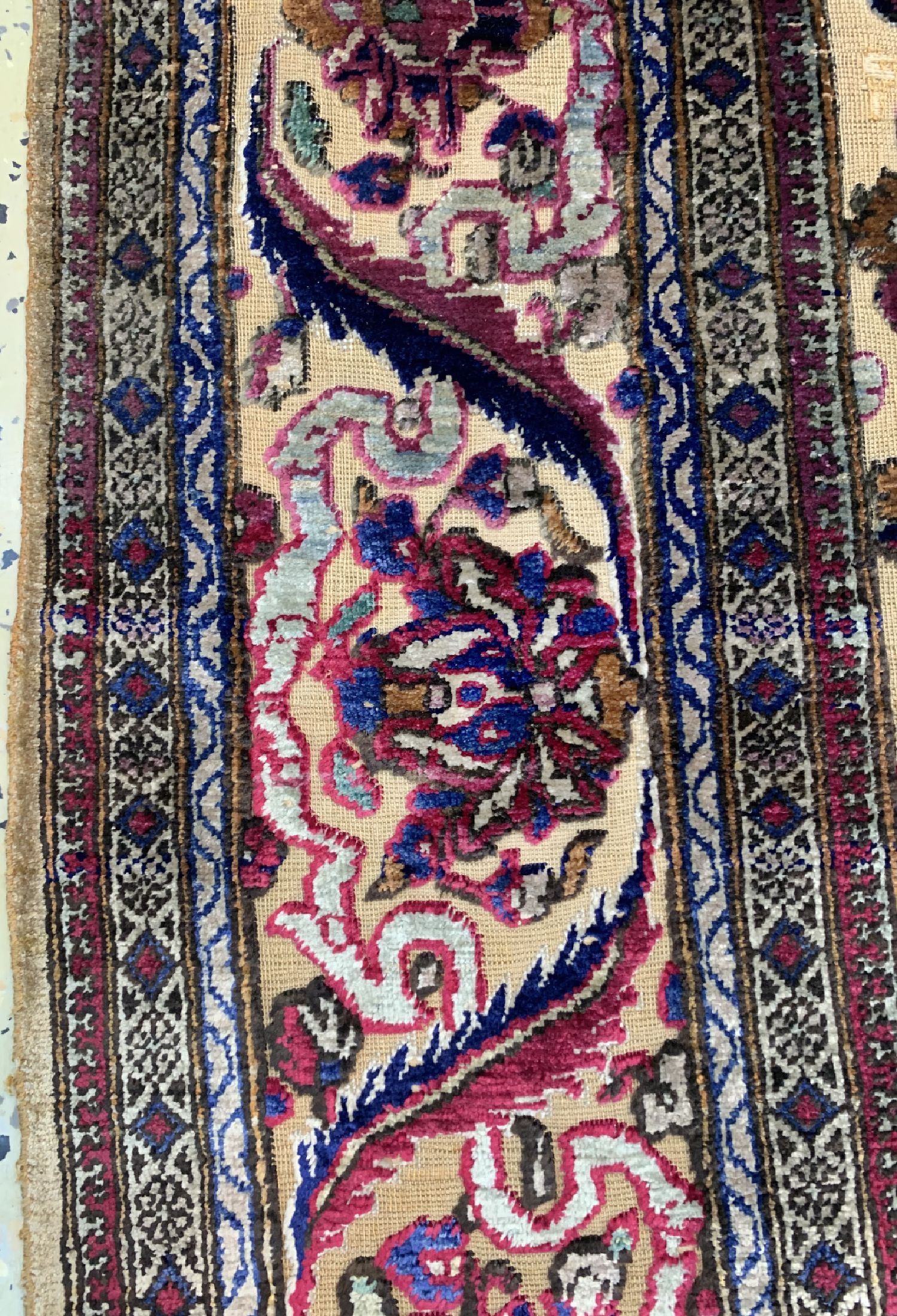 Detail d: Keschan Seide "Souf" antik, Persien(mit Königskrone), 19.Jhd, reine Naturseide, ca. 197 x 132 cm, EHZ: 2, Souf mit kleineren Abnutzungen.