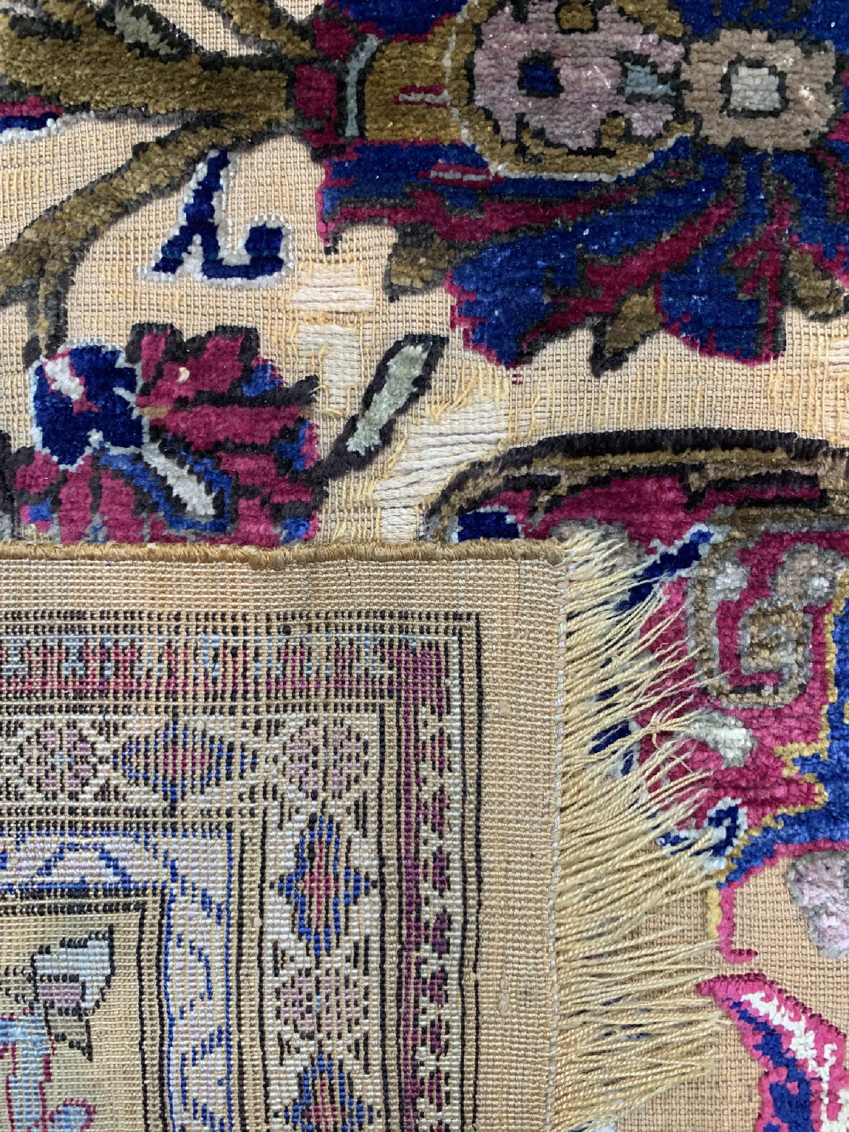 Detail e: Keschan Seide "Souf" antik, Persien(mit Königskrone), 19.Jhd, reine Naturseide, ca. 197 x 132 cm, EHZ: 2, Souf mit kleineren Abnutzungen.