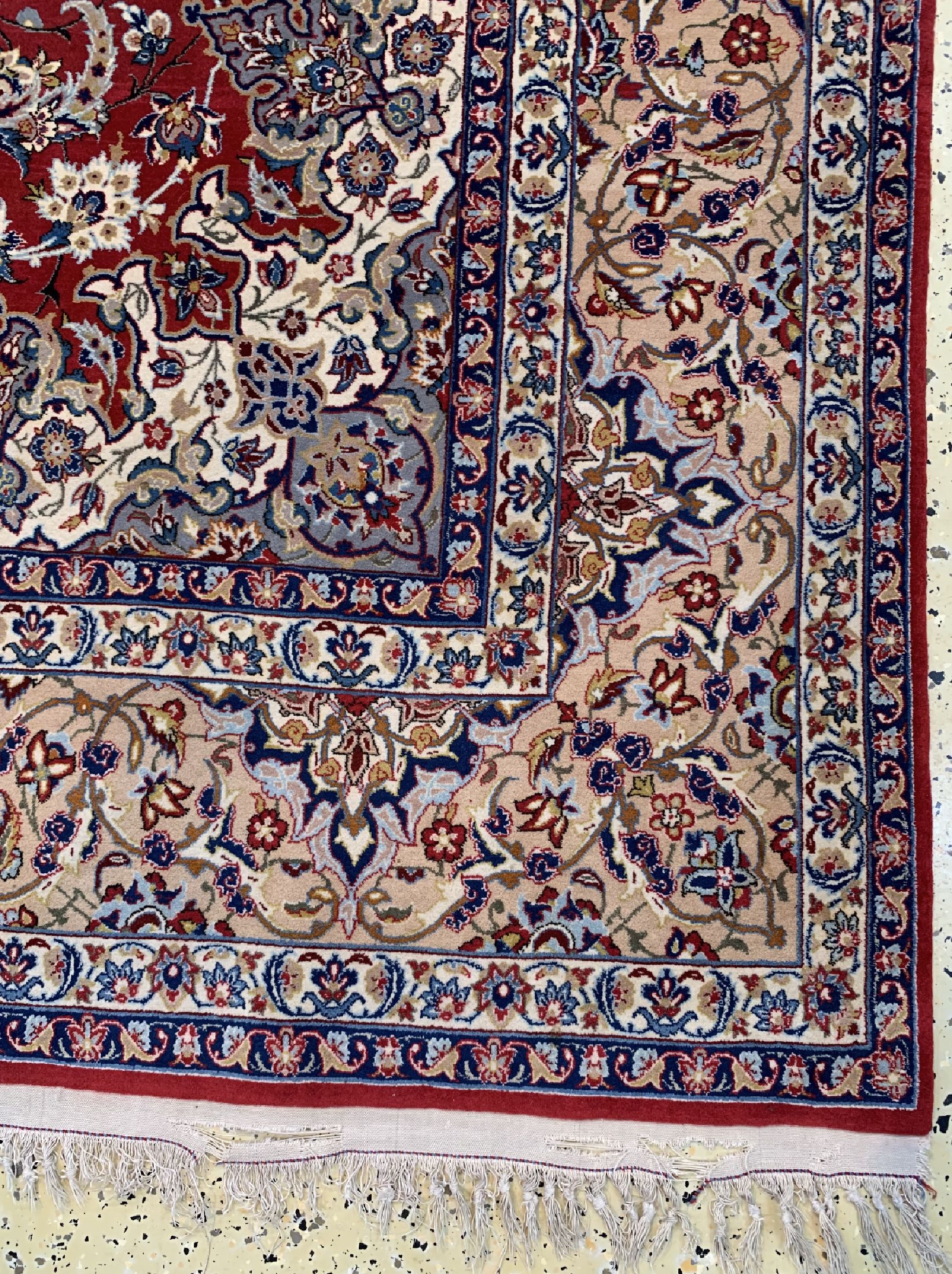 Detail a: Esfahan fein Persien, signiert(Mohammad AliNasr), um 1950, Korkwolle auf Seide, ca. 250 x156 cm, ca. 1,0 Mio. Kn/qm, EHZ: 1-2, (Kelim beschädigt)