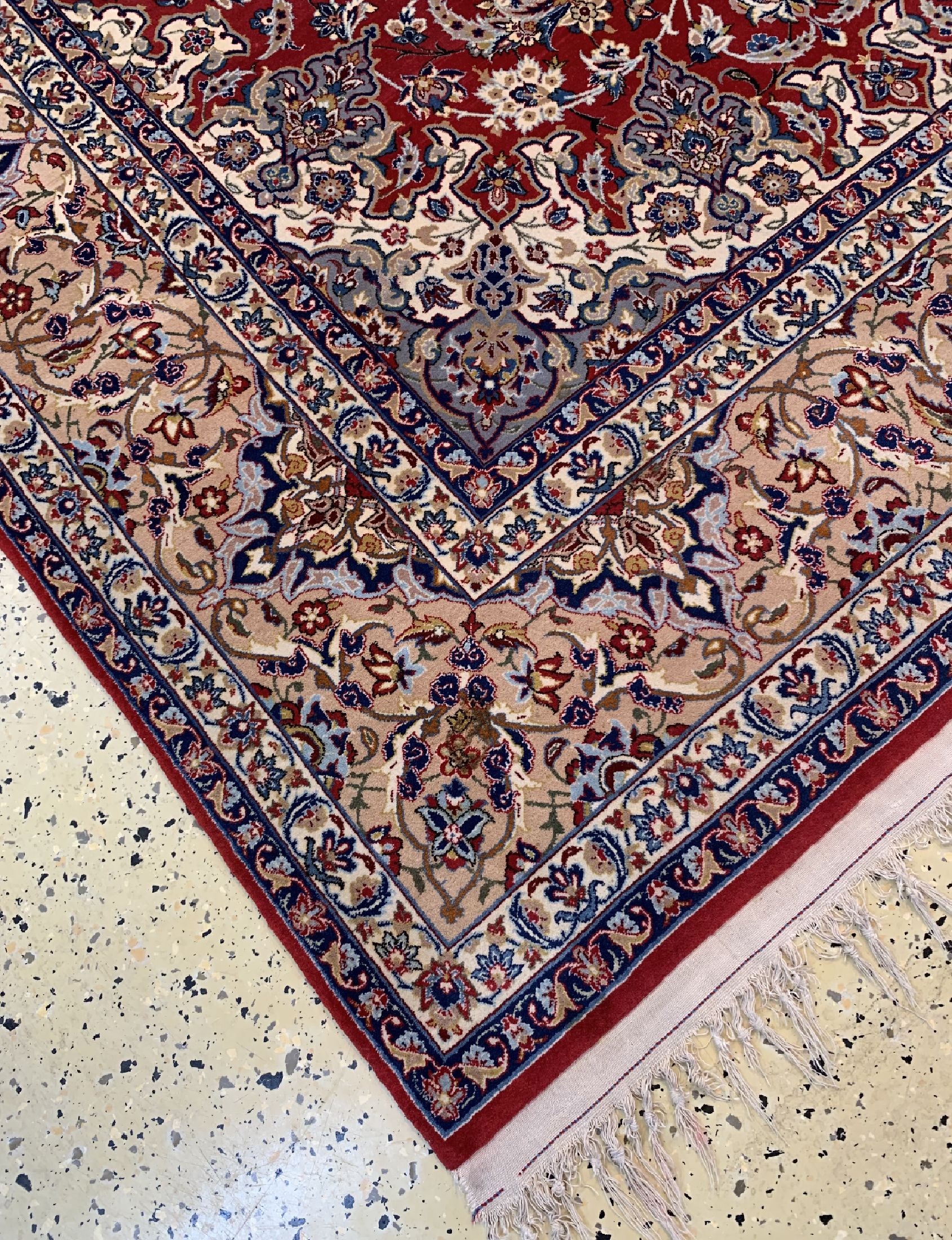 Detail d: Esfahan fein Persien, signiert(Mohammad AliNasr), um 1950, Korkwolle auf Seide, ca. 250 x156 cm, ca. 1,0 Mio. Kn/qm, EHZ: 1-2, (Kelim beschädigt)