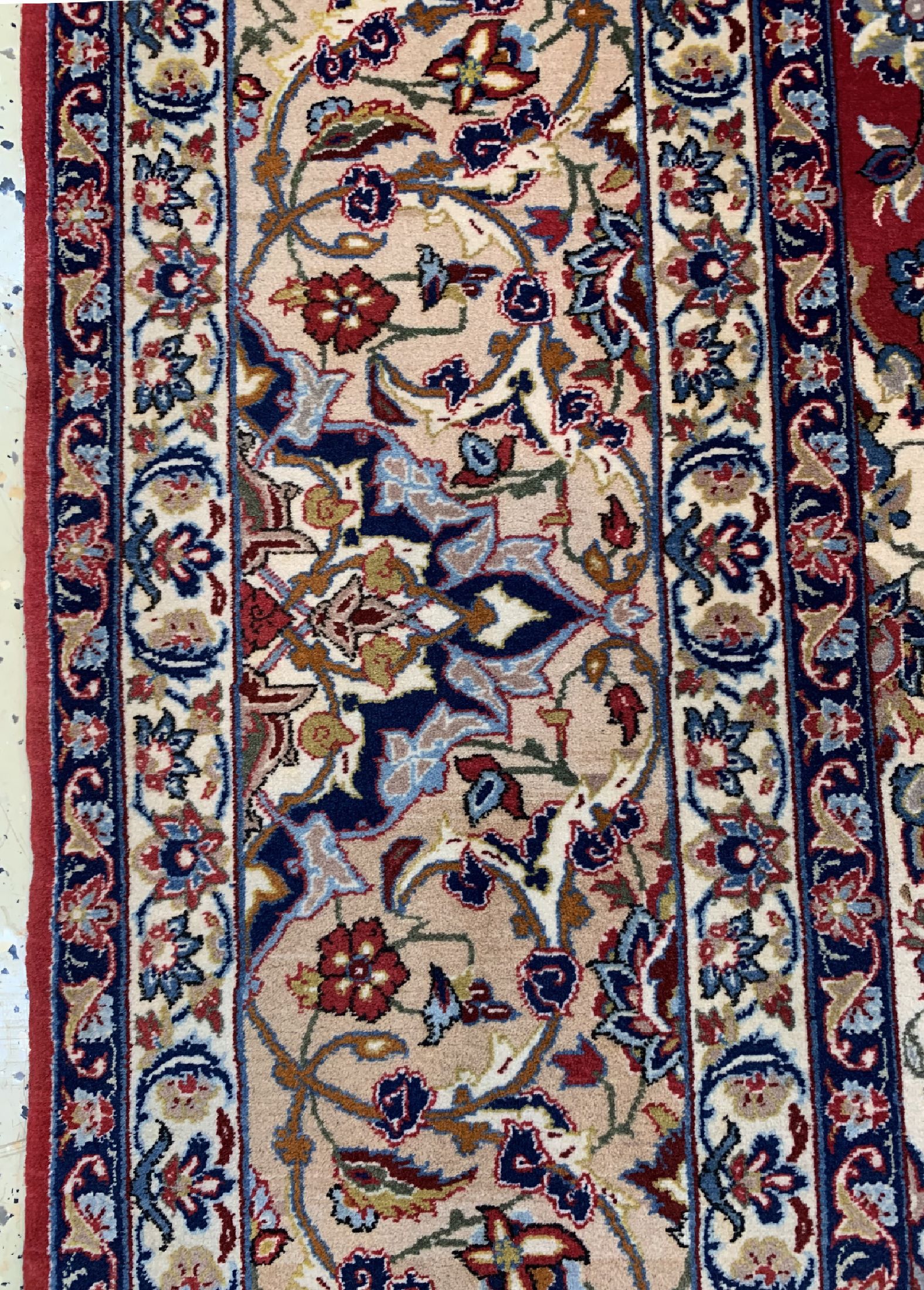 Detail e: Esfahan fein Persien, signiert(Mohammad AliNasr), um 1950, Korkwolle auf Seide, ca. 250 x156 cm, ca. 1,0 Mio. Kn/qm, EHZ: 1-2, (Kelim beschädigt)