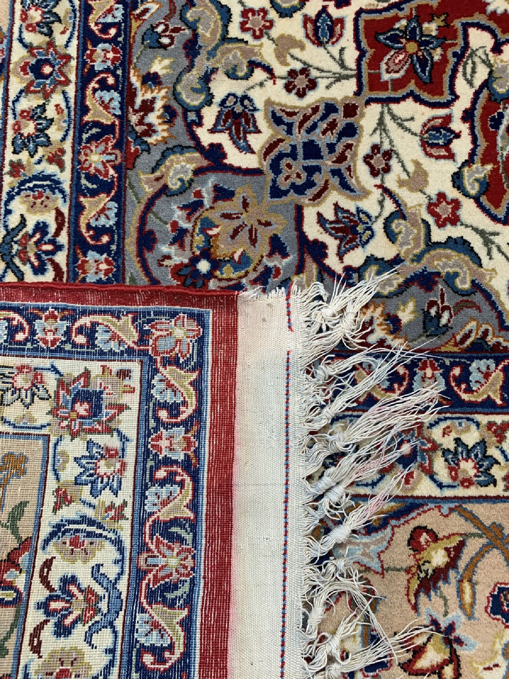 Detail f: Esfahan fein Persien, signiert(Mohammad AliNasr), um 1950, Korkwolle auf Seide, ca. 250 x156 cm, ca. 1,0 Mio. Kn/qm, EHZ: 1-2, (Kelim beschädigt)