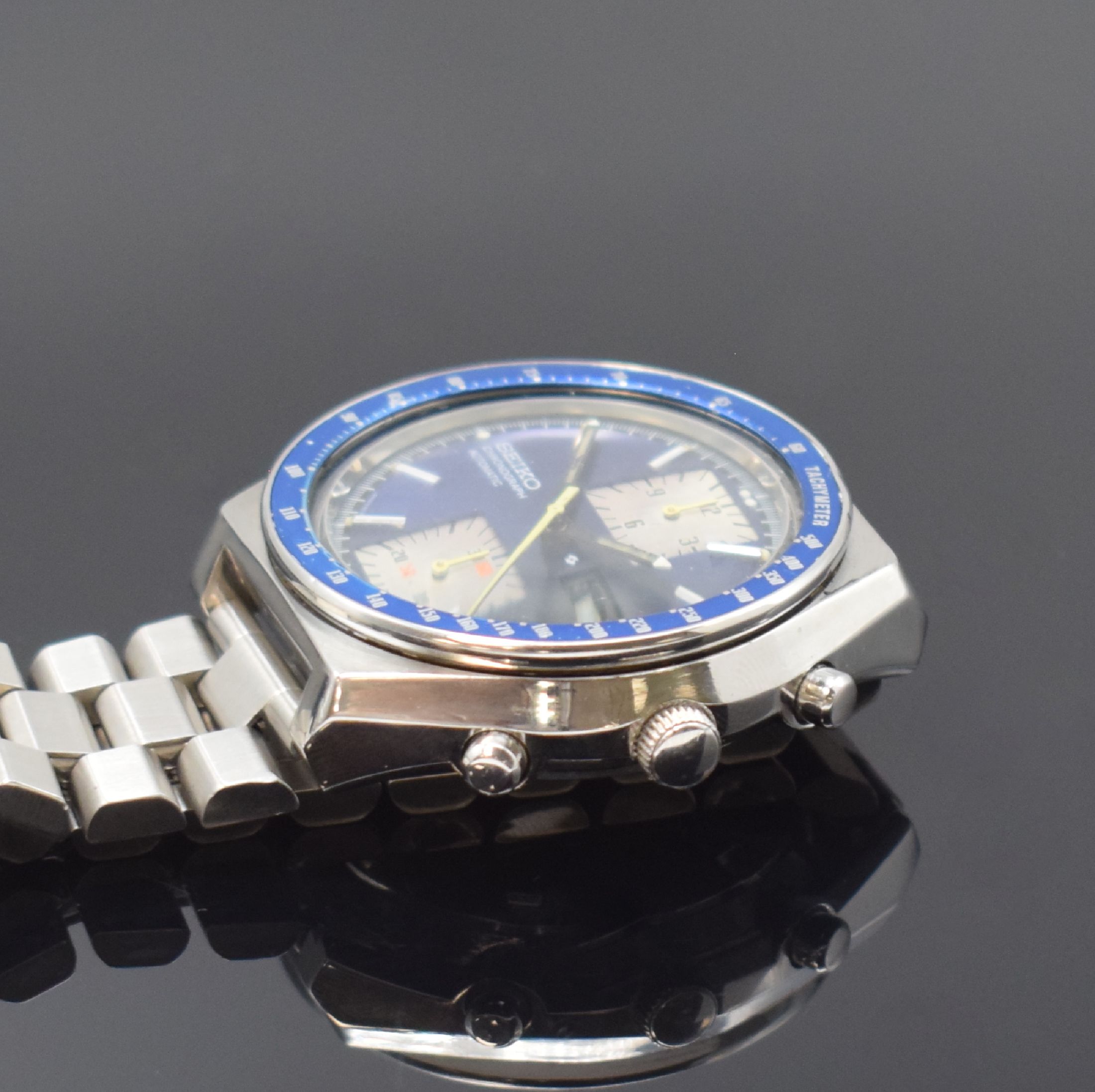Detail c: SEIKO Schaltradchronograph Referenz 6138-0030 in Stahl, Japan um 1975, Automatik, verschr. Geh., orig. Stahlband, blaue Tachymeter- Lünette, blaues ...