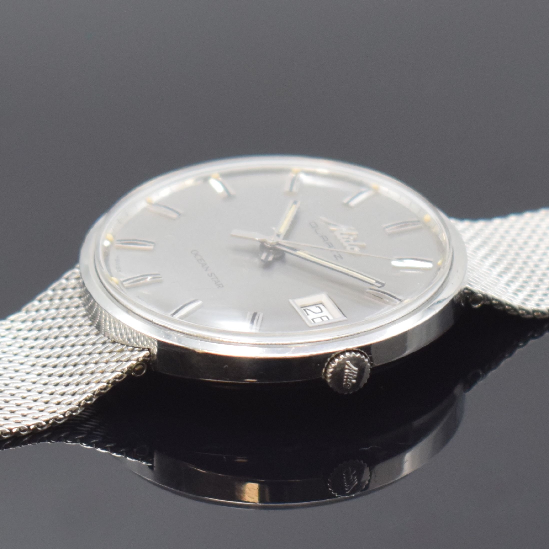 Detail c: MIDO Ocean Star Quartz Herrenarmbanduhr in Stahl, Schweiz um 1975, Monocoque-Geh., orig. Glas u. Krone, integr. orig. Milanaise- band, graues ...
