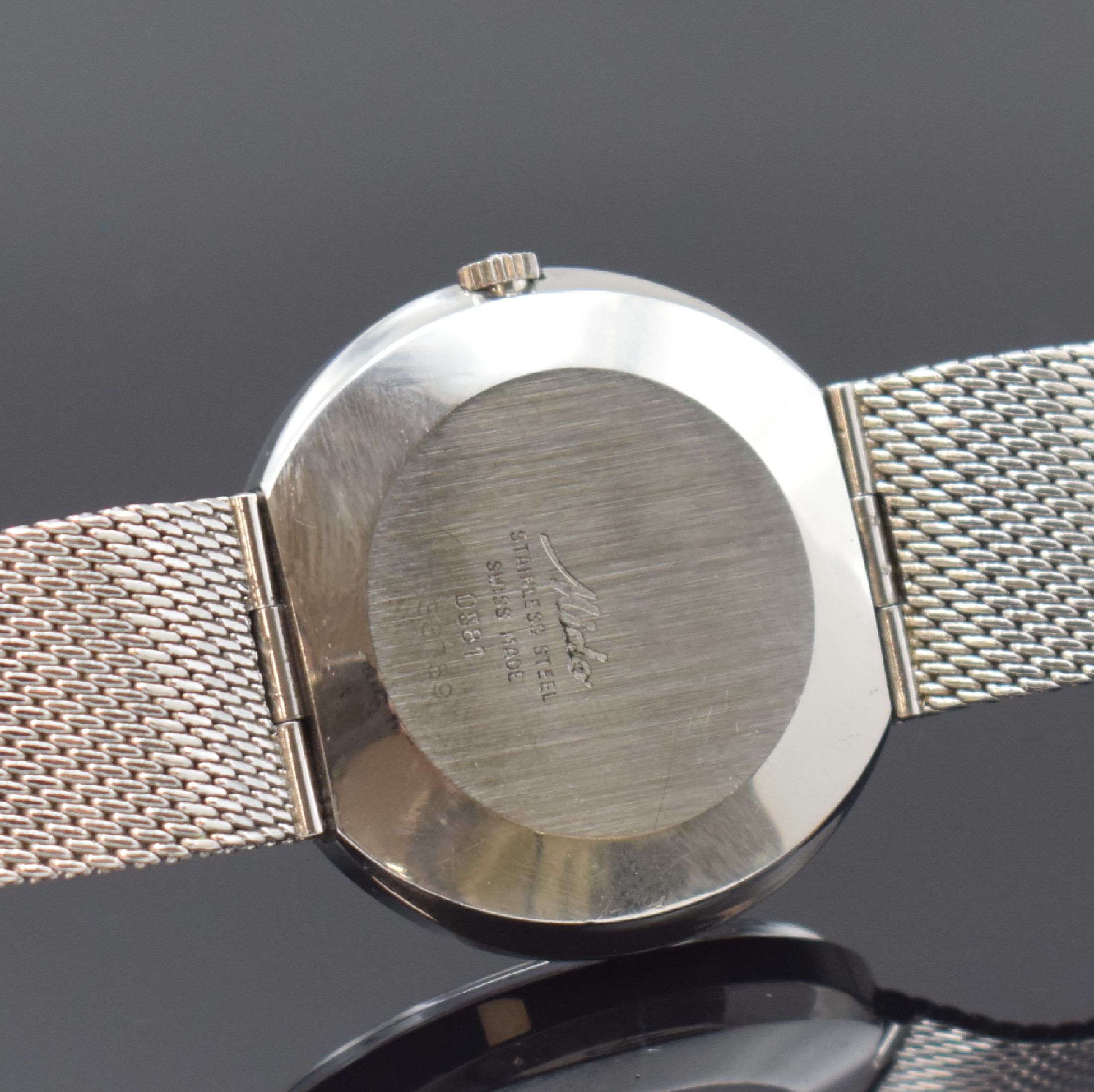 Detail d: MIDO Ocean Star Quartz Herrenarmbanduhr in Stahl, Schweiz um 1975, Monocoque-Geh., orig. Glas u. Krone, integr. orig. Milanaise- band, graues ...