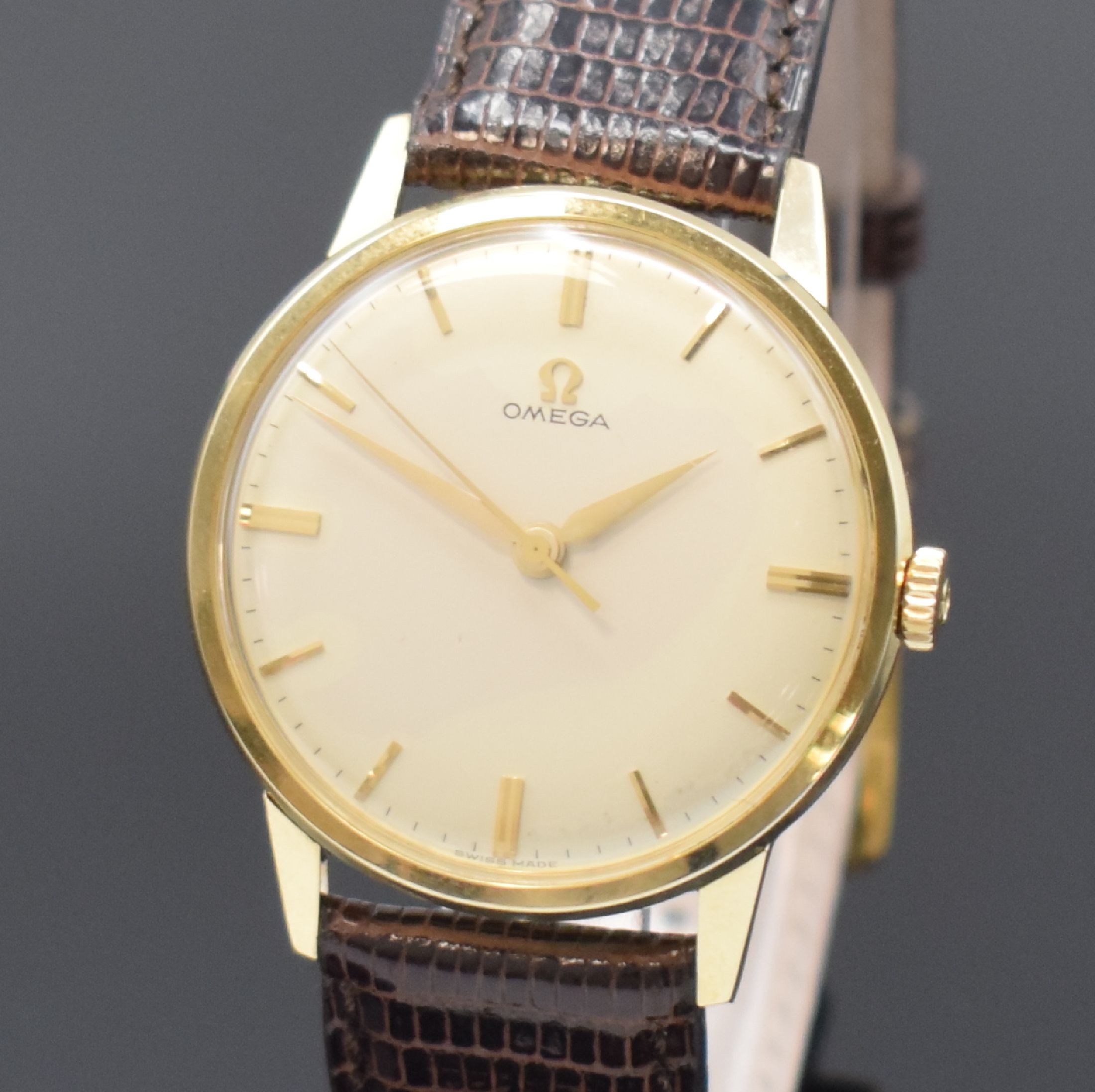 Detail a: OMEGA klassische Herrenarmbanduhr in GG 585/000 Referenz 14729 61, Schweiz um 1961, Handaufzug, 3-tlg. Geh., Boden u. Glasrand aufgedr., orig. Glas ...