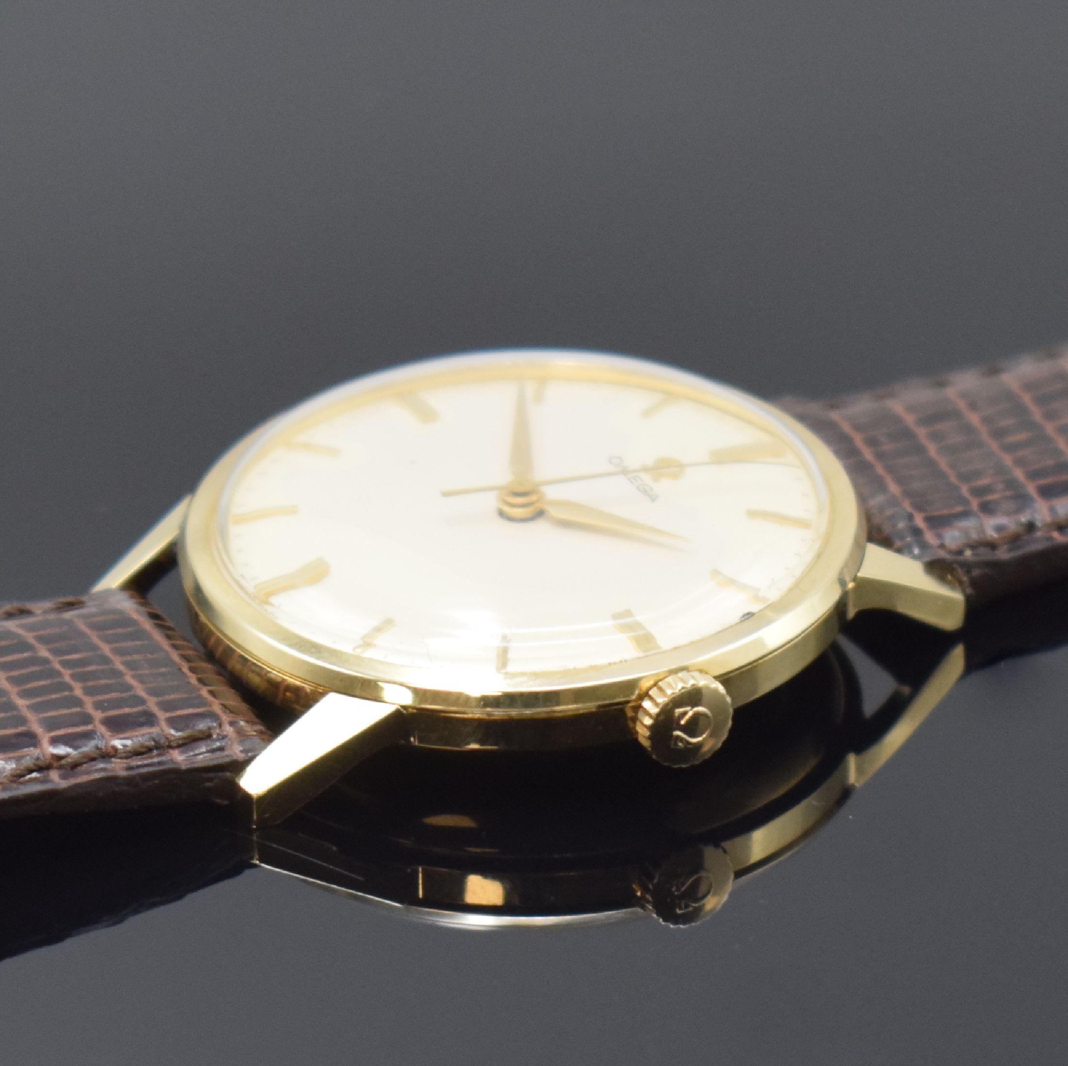 Detail b: OMEGA klassische Herrenarmbanduhr in GG 585/000 Referenz 14729 61, Schweiz um 1961, Handaufzug, 3-tlg. Geh., Boden u. Glasrand aufgedr., orig. Glas ...