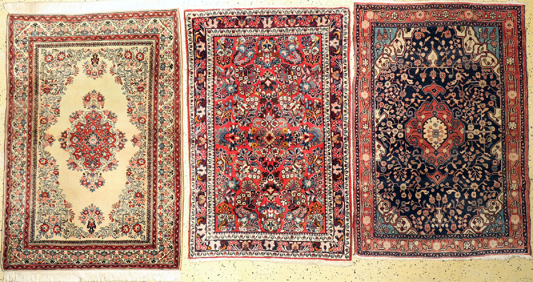 Konvolut aus 3 Sarogh, Persien, ca. 50 Jahre, Wolle auf Baumwolle, ca. 155 x 107 cm, EHZ: 2