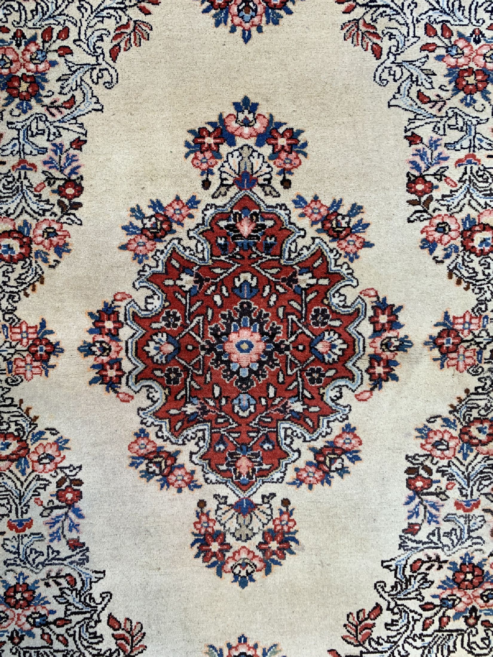 Detail a: Konvolut aus 3 Sarogh, Persien, ca. 50 Jahre, Wolle auf Baumwolle, ca. 155 x 107 cm, EHZ: 2