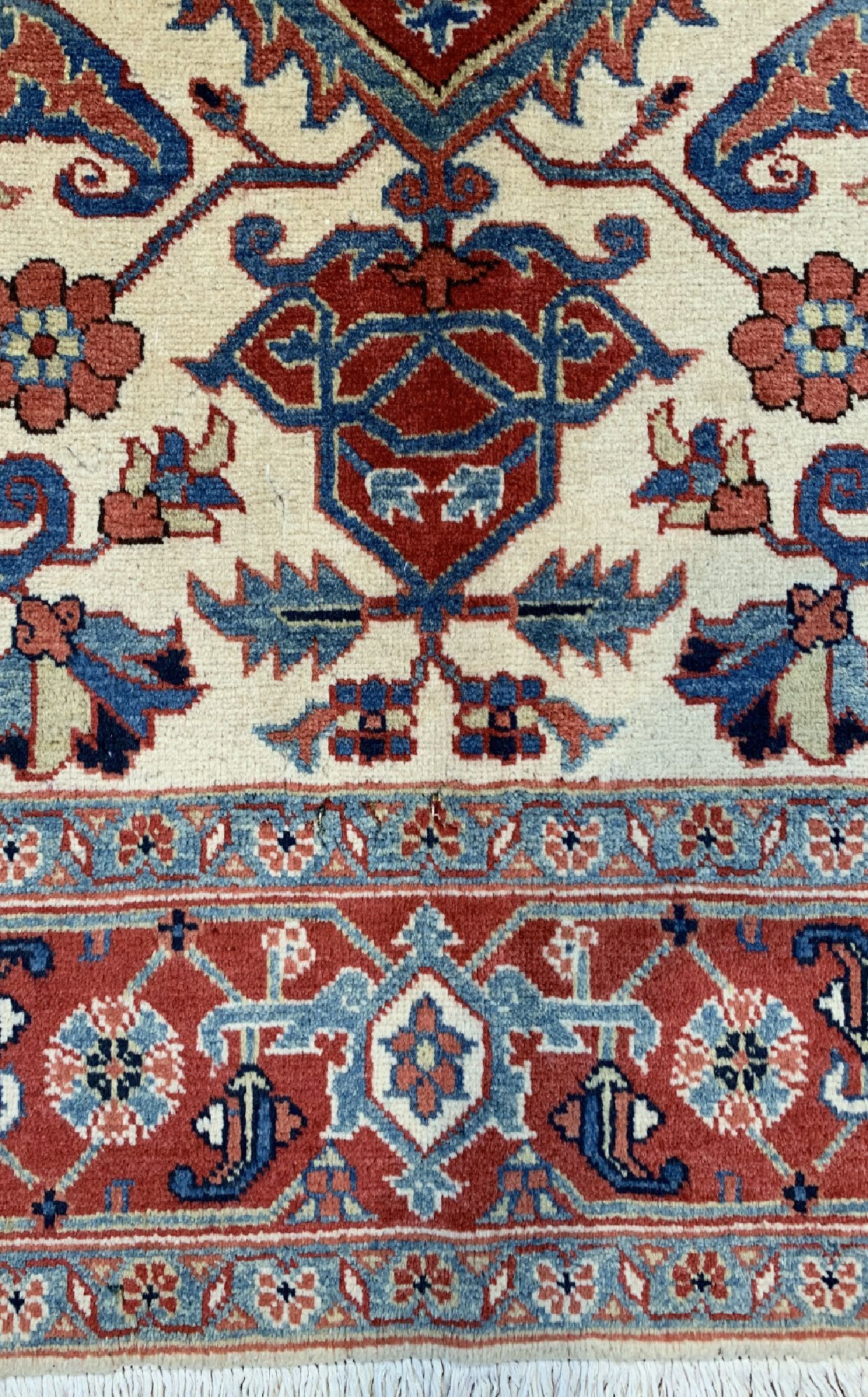 Detail b: Heriz, Persien, ca. 50 Jahre, Wolle auf Baumwolle, ca. 220 x 163 cm, gereinigt, EHZ: 2(kleine Mottenfrass Stellen).