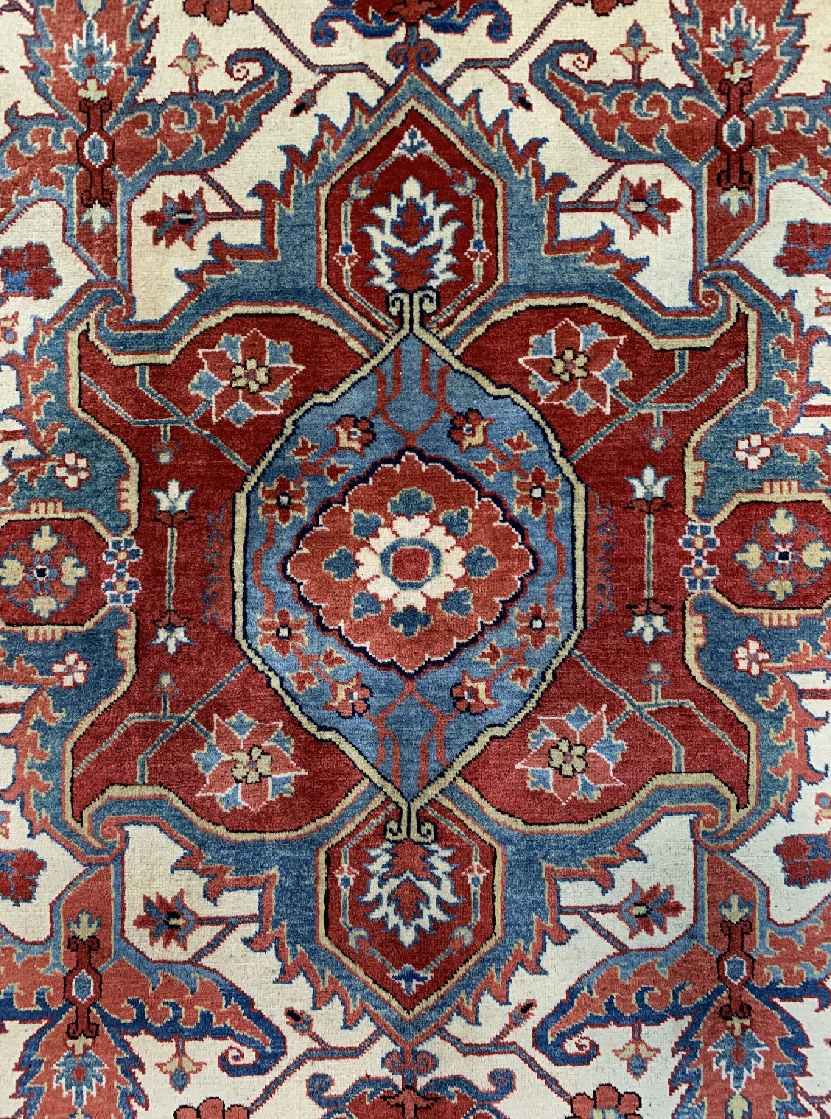 Detail c: Heriz, Persien, ca. 50 Jahre, Wolle auf Baumwolle, ca. 220 x 163 cm, gereinigt, EHZ: 2(kleine Mottenfrass Stellen).