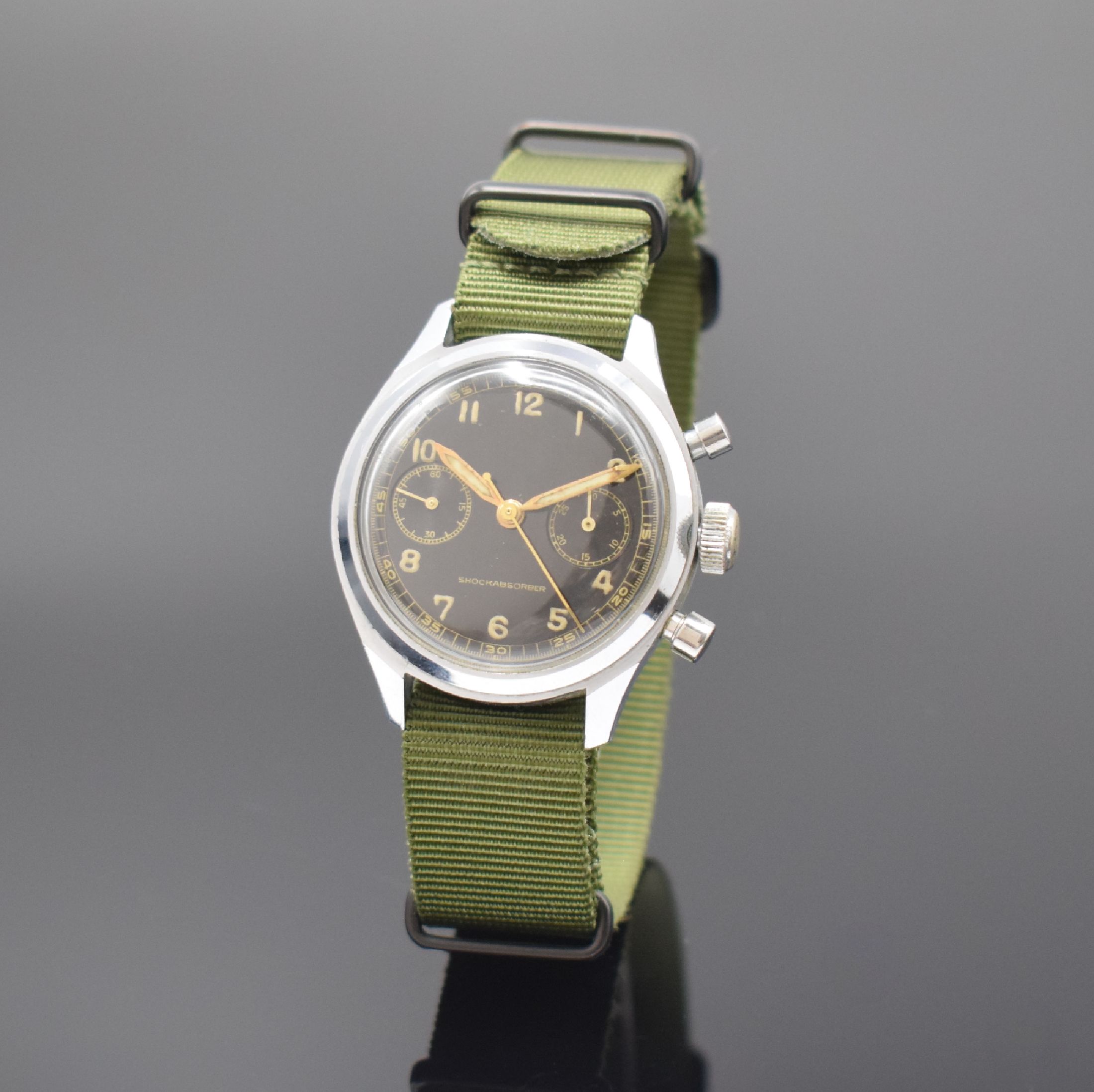 LANDERON Armbandchronograph im Militärdesign, Schweiz um 1945, Handaufzug, verchr. Geh., Stahlboden verschr., sehr schönes schwarzes ...