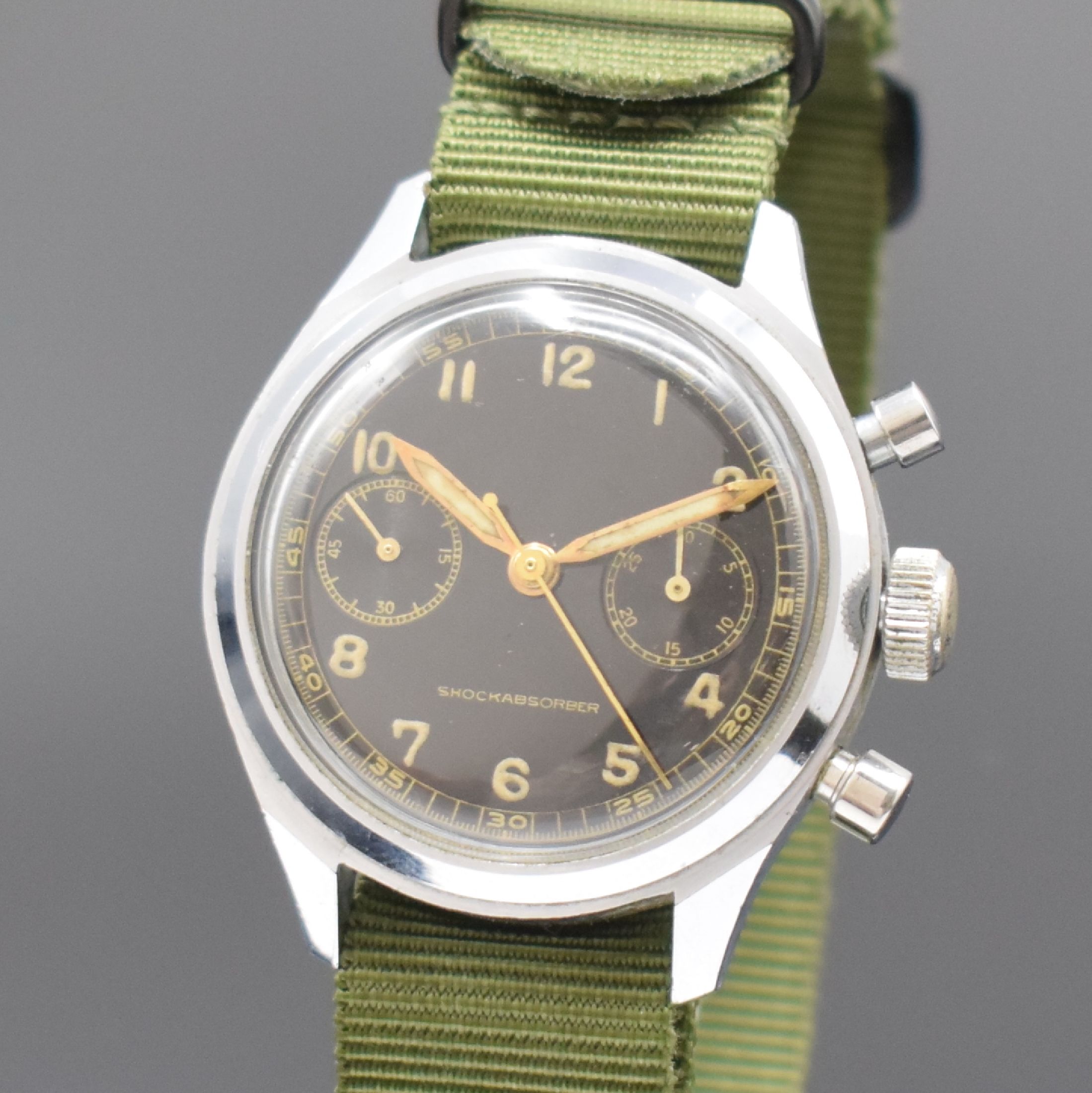 Detail a: LANDERON Armbandchronograph im Militärdesign, Schweiz um 1945, Handaufzug, verchr. Geh., Stahlboden verschr., sehr schönes schwarzes ...