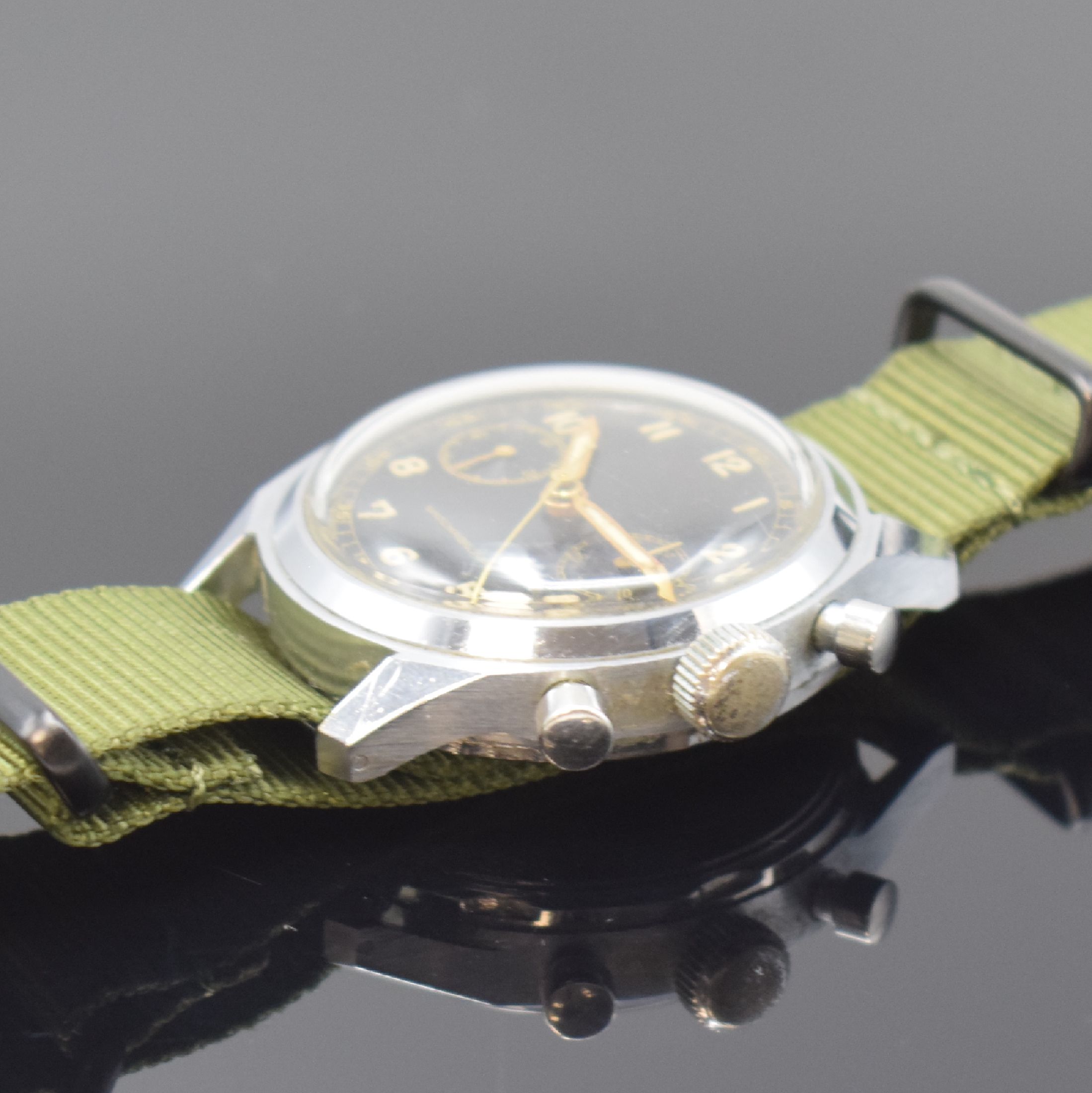 Detail b: LANDERON Armbandchronograph im Militärdesign, Schweiz um 1945, Handaufzug, verchr. Geh., Stahlboden verschr., sehr schönes schwarzes ...
