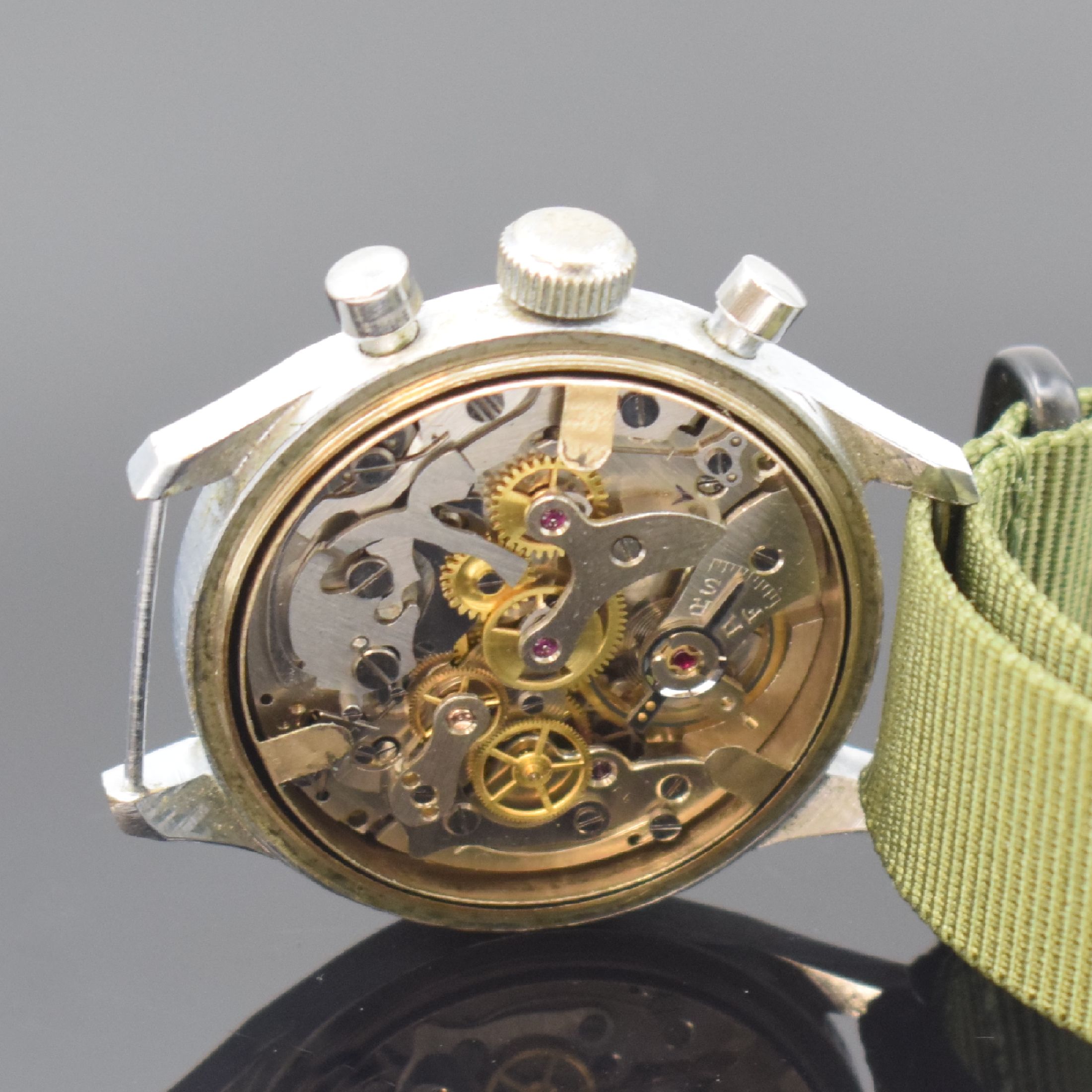 Detail d: LANDERON Armbandchronograph im Militärdesign, Schweiz um 1945, Handaufzug, verchr. Geh., Stahlboden verschr., sehr schönes schwarzes ...