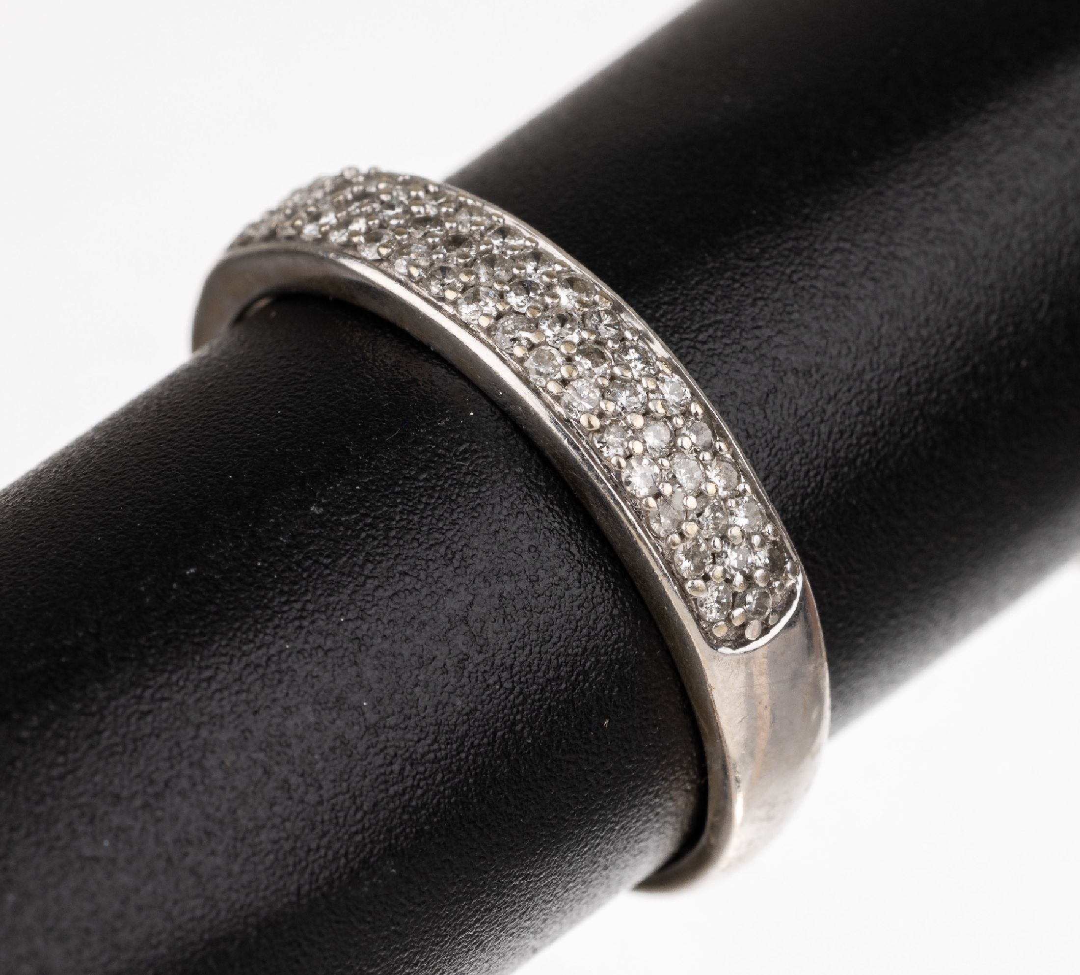14 kt Gold Brillant Ring, WG 585/000, 51 Brillanten zus. ca. 0.70 ct Weiß/si-p1, RW 57, ca. 2.8 g