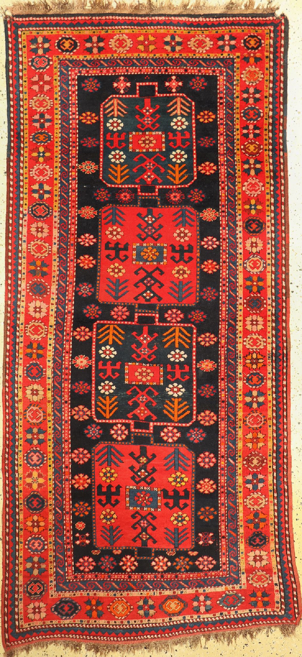 Kazak alt, Kaukasus, um 1920/1930, Wolle auf Wolle, ca. 257 x 117 cm, EHZ: 3
