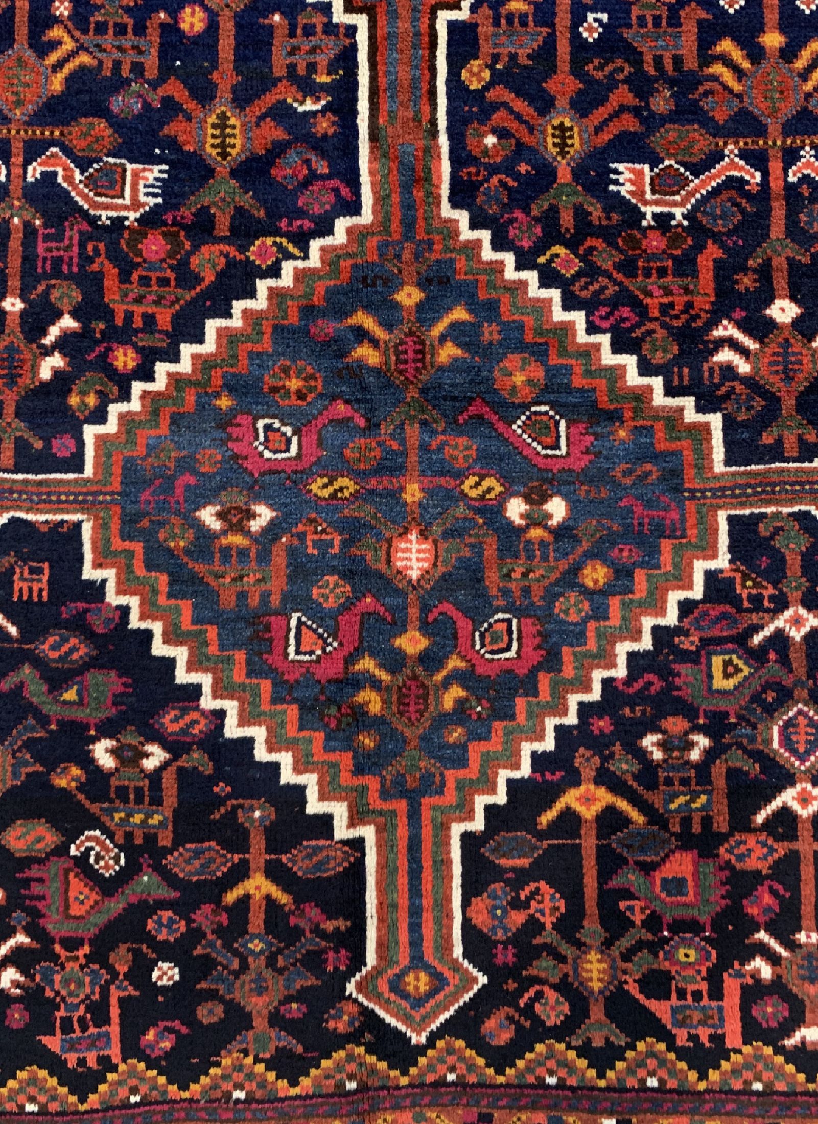Detail b: Khamseh alt, Persien, um 1930/1940, Wolle auf Wolle, ca. 280 x 160 cm, gereinigt, EHZ: 1-2