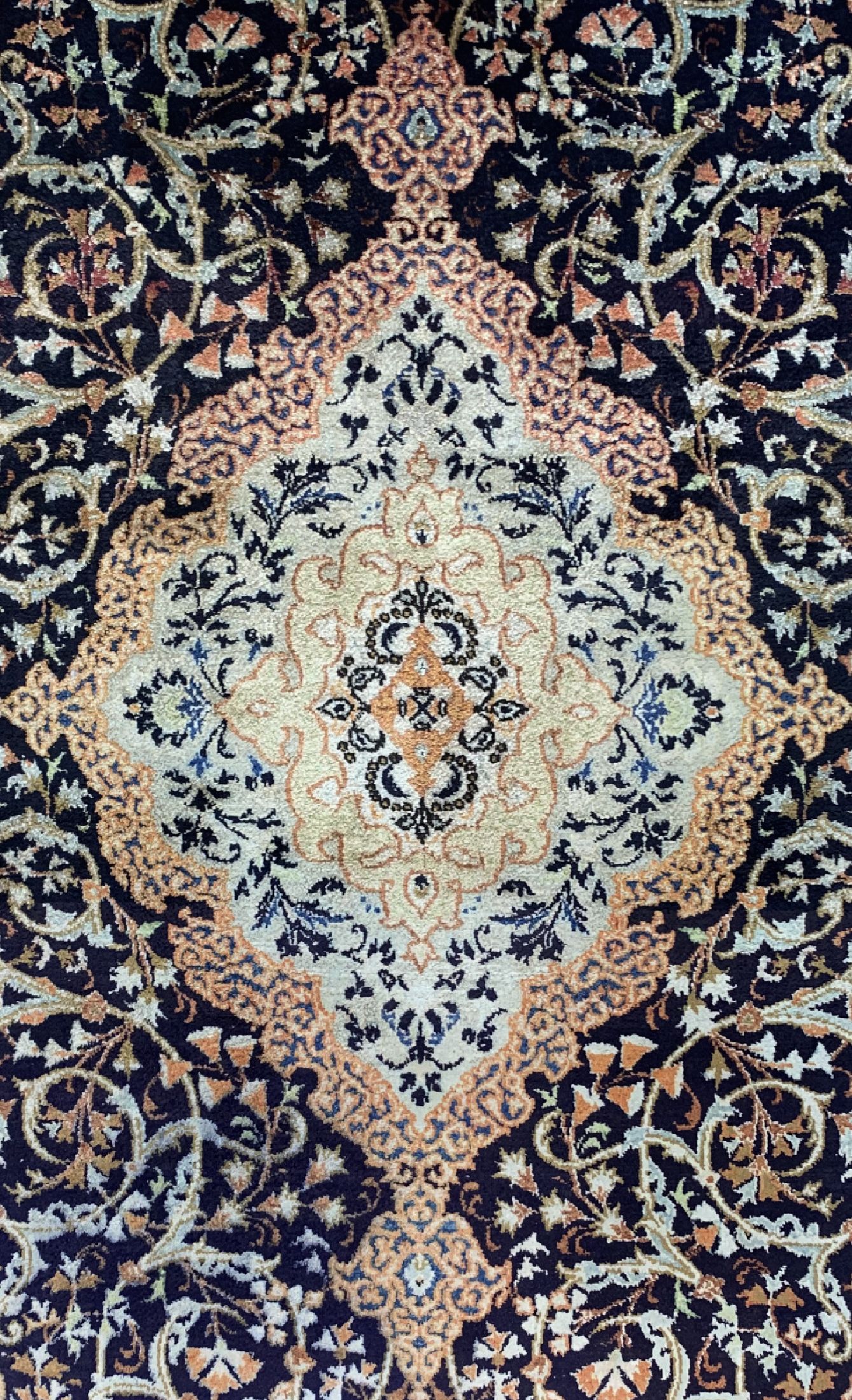 Detail b: Keschan Seide, Persien, um 1940/1950, reineNaturseide, ca. 210 x 138 cm, gereinigt, EHZ: 2
