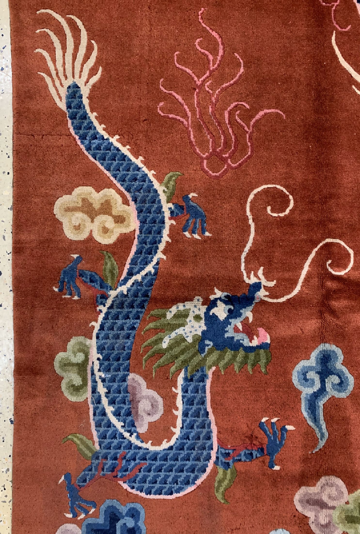 Detail b: Peking"Drachenteppich", China, um 1950/1960, Wolle auf Baumwolle, ca. 295 x 206 cm, EHZ: 2, (kleine Mottenfraß Stellen)