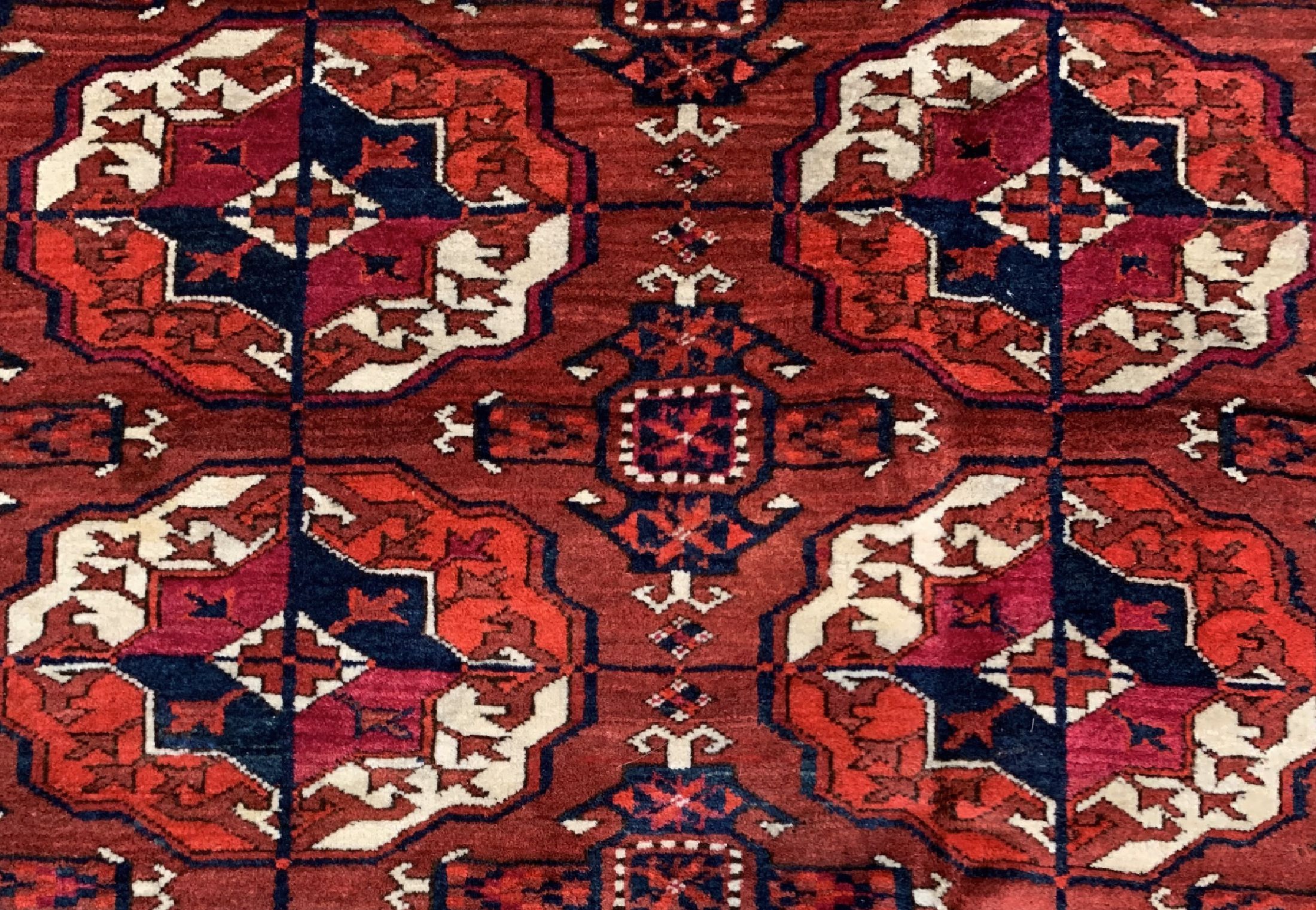 Detail a: Tekke Hauptteppich, Turkmenistan, um 1900, Wolle auf Wolle, ca. 263 x 210 cm, EHZ: 2