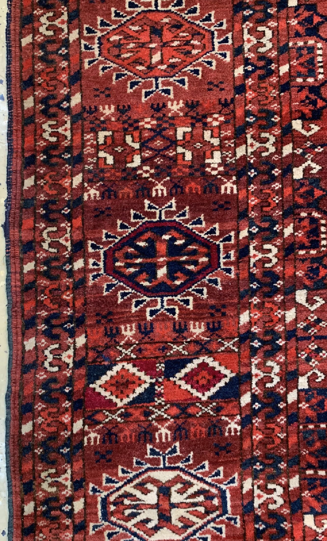 Detail b: Tekke Hauptteppich, Turkmenistan, um 1900, Wolle auf Wolle, ca. 263 x 210 cm, EHZ: 2