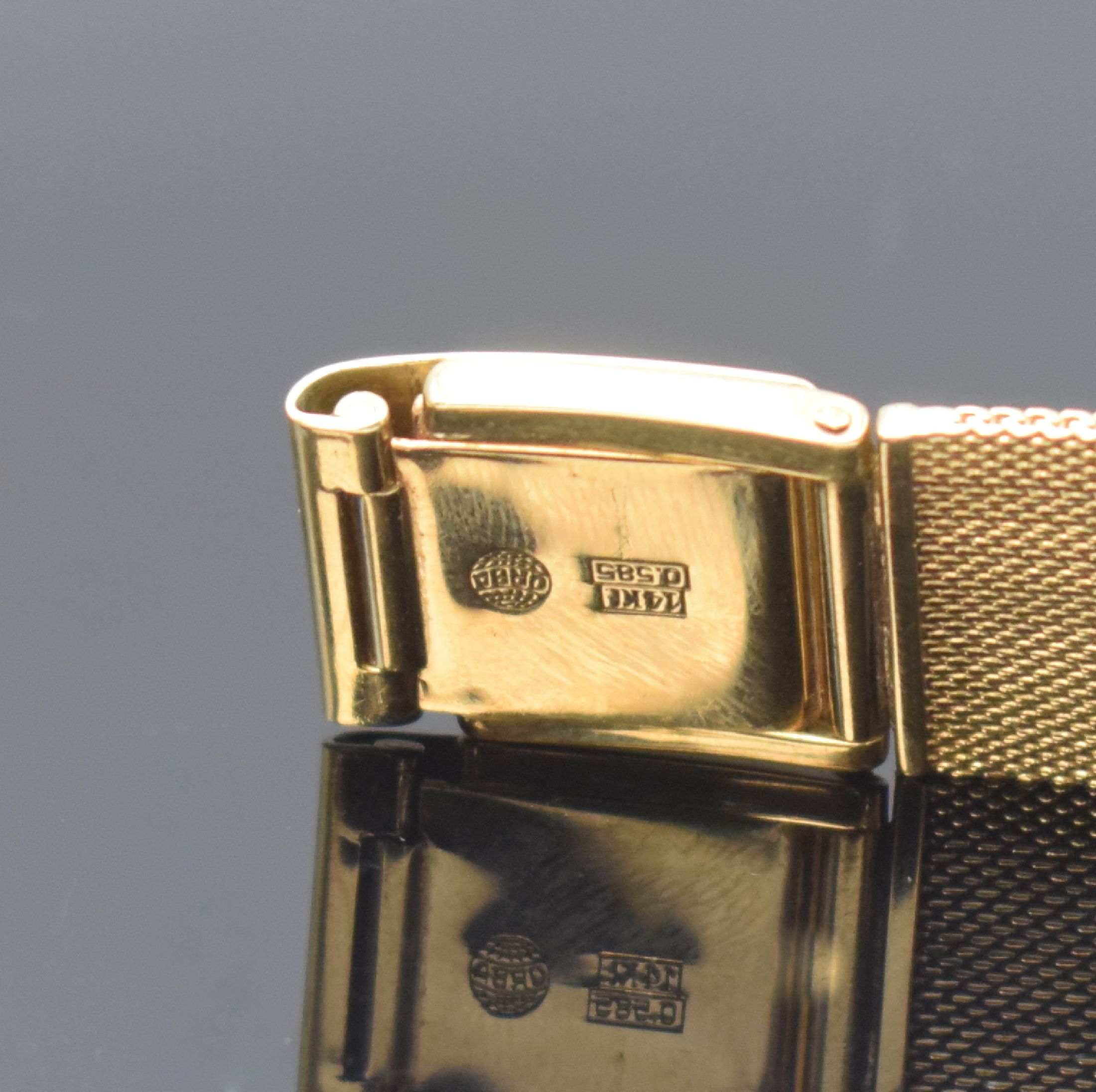 Detail b: ZICO Herrengoldbanduhr in GG 585/000, Schweiz um 1965, Automatik, 3-tlg. Geh., Boden u. Glasrand aufgedr., anges. Milanaiseband, silb. Zifferbl., ...