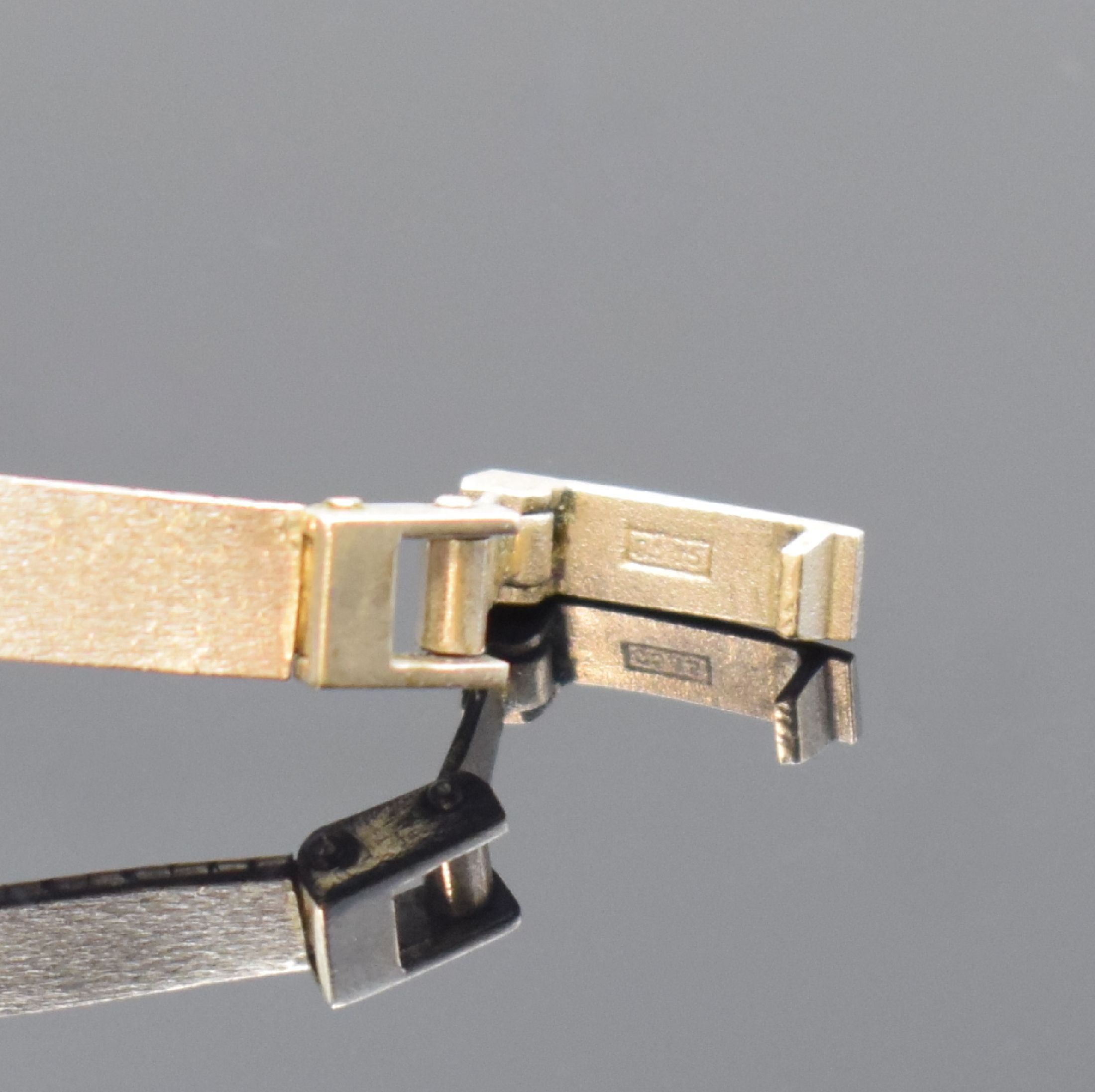 Detail b: ORAFA Damenarmbanduhr in WG 585/000, Schweiz um 1975, Handaufzug, ovales, gedr. Geh., anges. Milanaiseband, silb. Zifferbl. fl., silb. Indizes u. ...