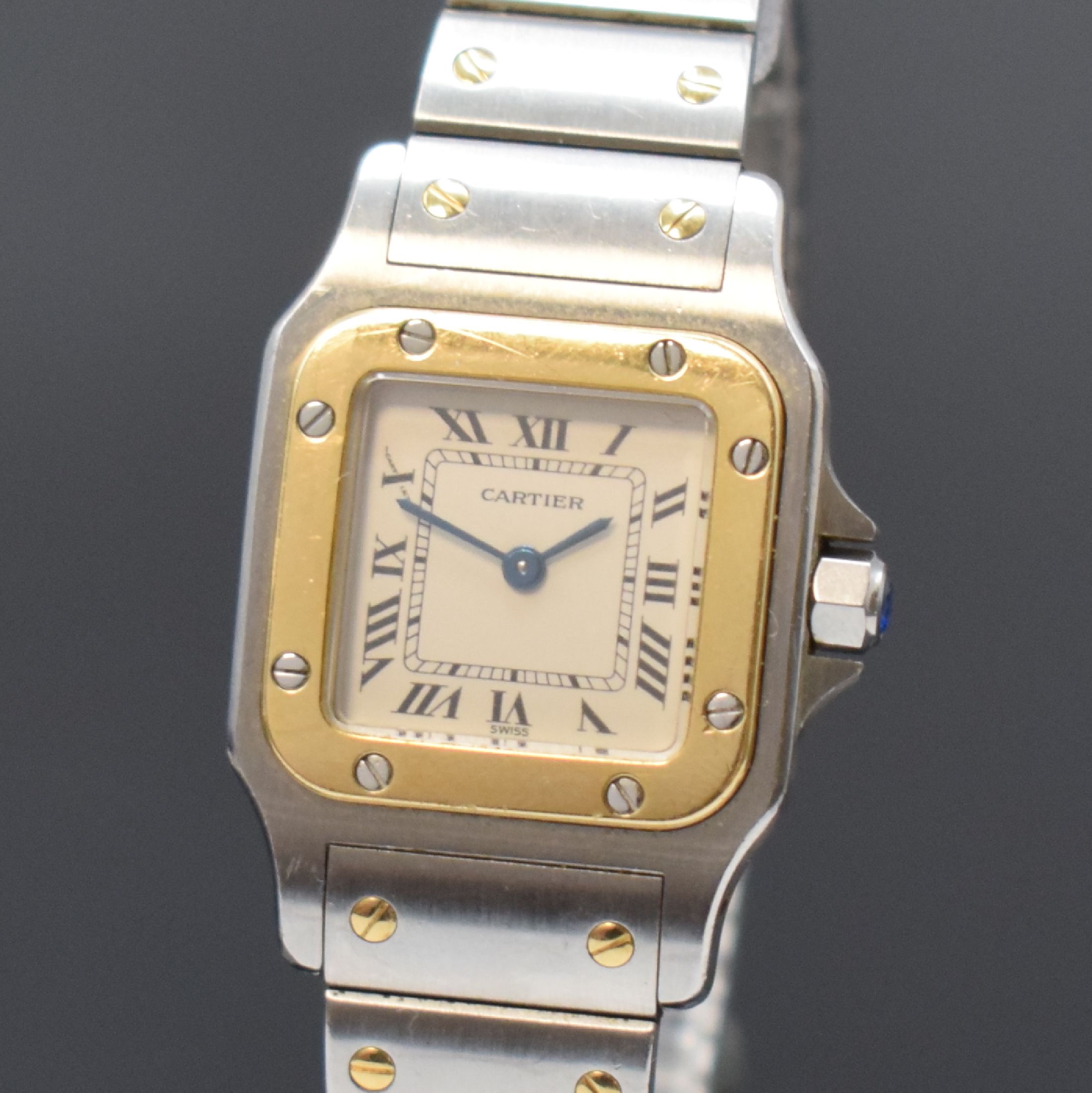 Detail a: CARTIER Santos Damenarmbanduhr in Stahl/Gold Referenz 1057930, Schweiz um 2000, quartz, leicht gebogenes Geh., Boden m. Monogr. Grav. 8-fach ...