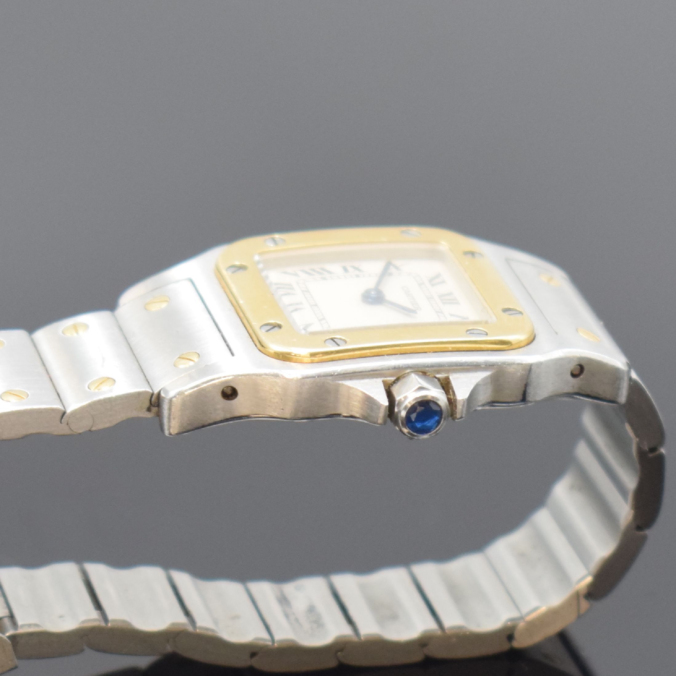 Detail c: CARTIER Santos Damenarmbanduhr in Stahl/Gold Referenz 1057930, Schweiz um 2000, quartz, leicht gebogenes Geh., Boden m. Monogr. Grav. 8-fach ...