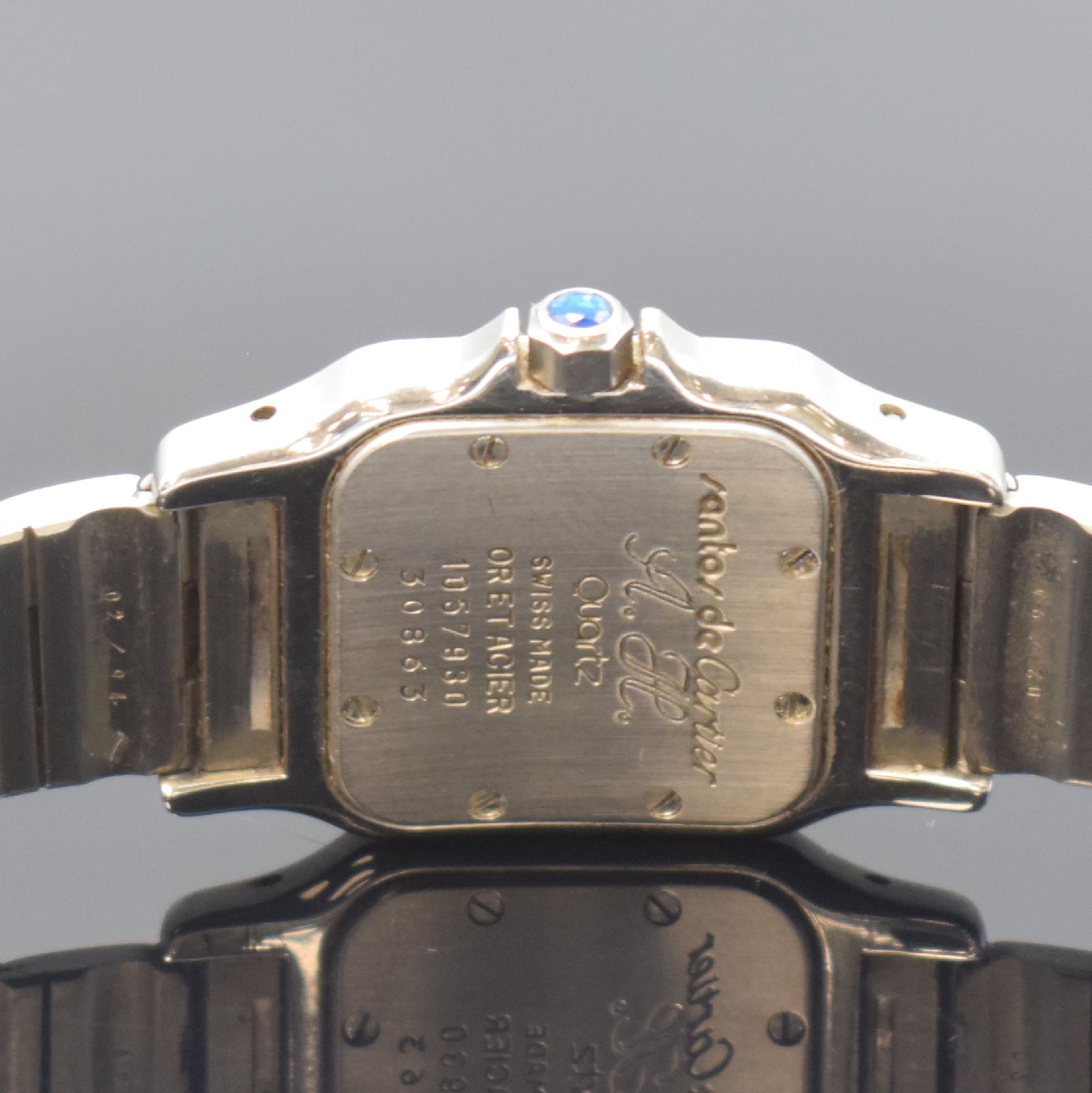 Detail d: CARTIER Santos Damenarmbanduhr in Stahl/Gold Referenz 1057930, Schweiz um 2000, quartz, leicht gebogenes Geh., Boden m. Monogr. Grav. 8-fach ...