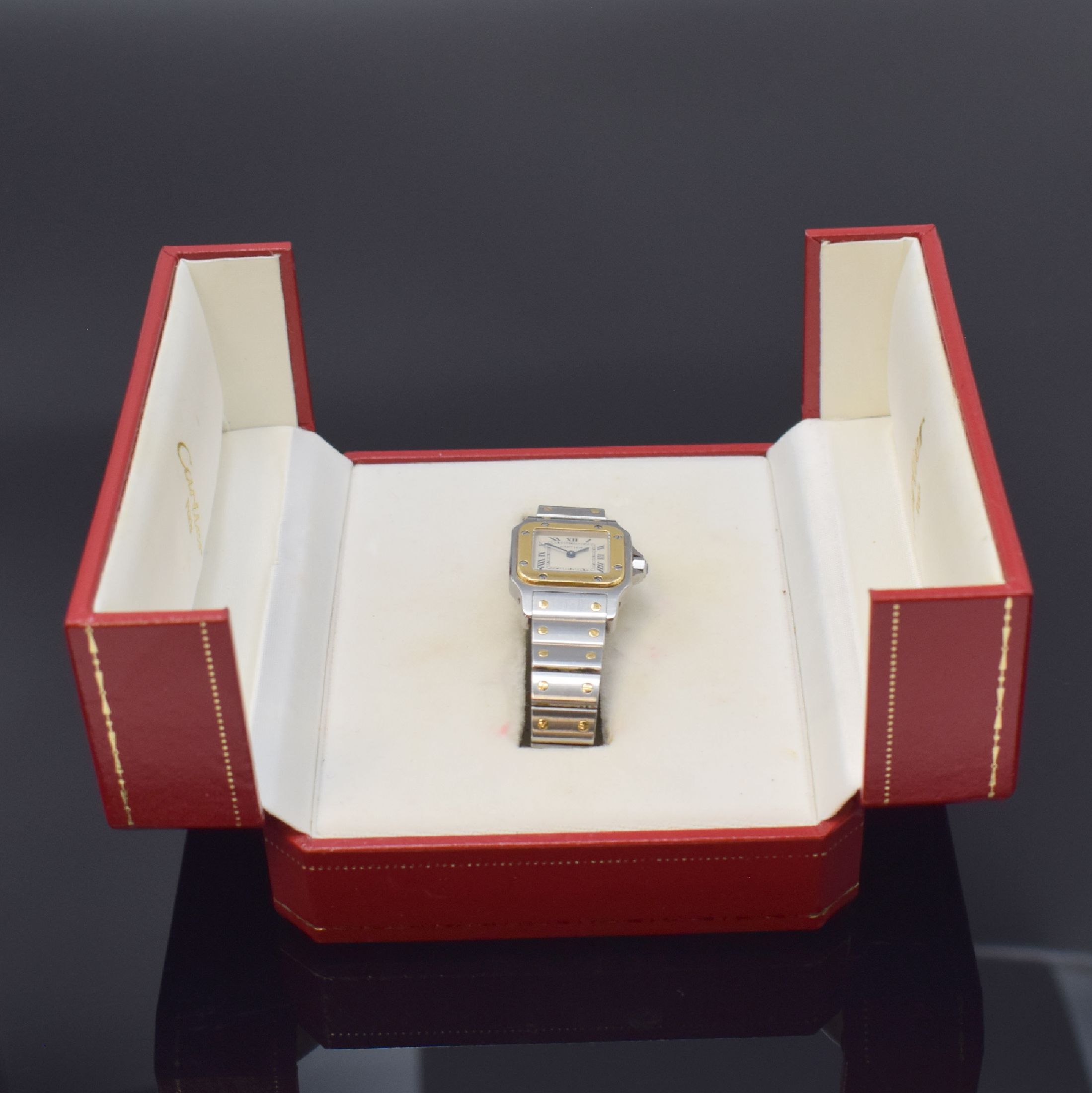 Detail e: CARTIER Santos Damenarmbanduhr in Stahl/Gold Referenz 1057930, Schweiz um 2000, quartz, leicht gebogenes Geh., Boden m. Monogr. Grav. 8-fach ...