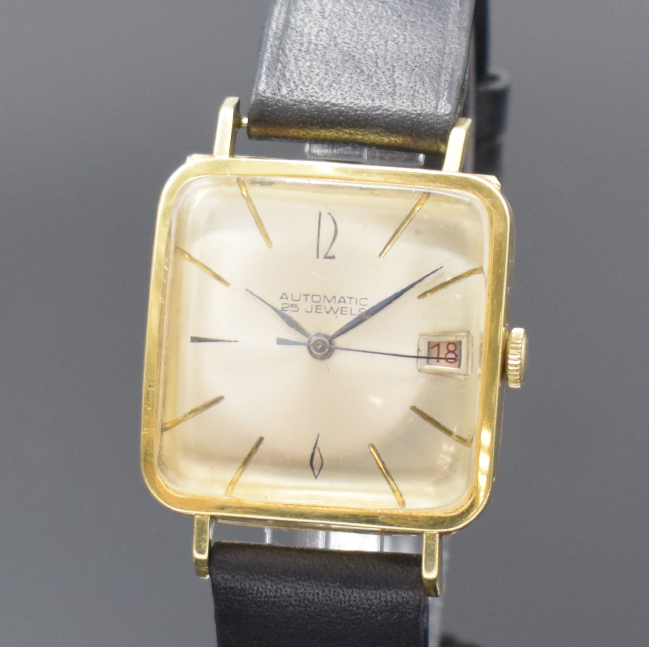 Detail a: Quadratische Herrenarmbanduhr in GG 585/000, Schweiz um 1960, Automatik, Scharniergeh., silb. Zifferbl. fl., gebl. Zeiger, Datum b. 3, vern. Werk ...
