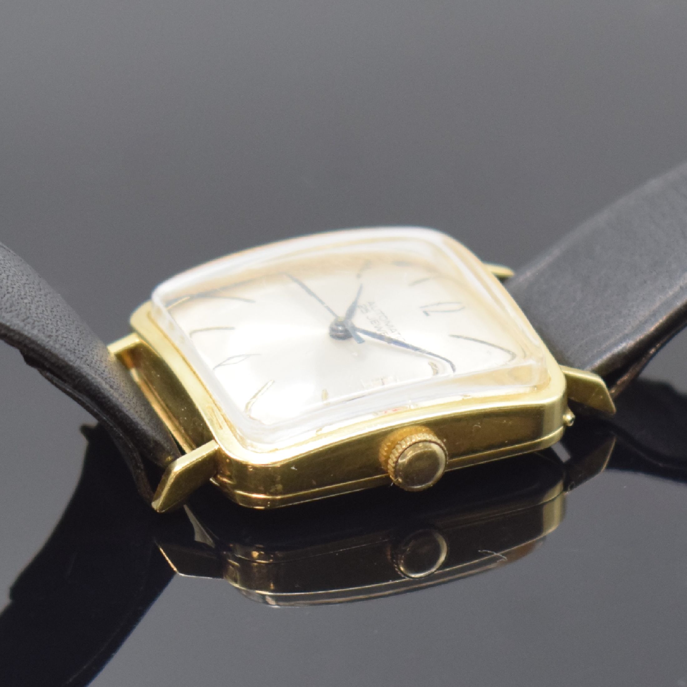 Detail b: Quadratische Herrenarmbanduhr in GG 585/000, Schweiz um 1960, Automatik, Scharniergeh., silb. Zifferbl. fl., gebl. Zeiger, Datum b. 3, vern. Werk ...