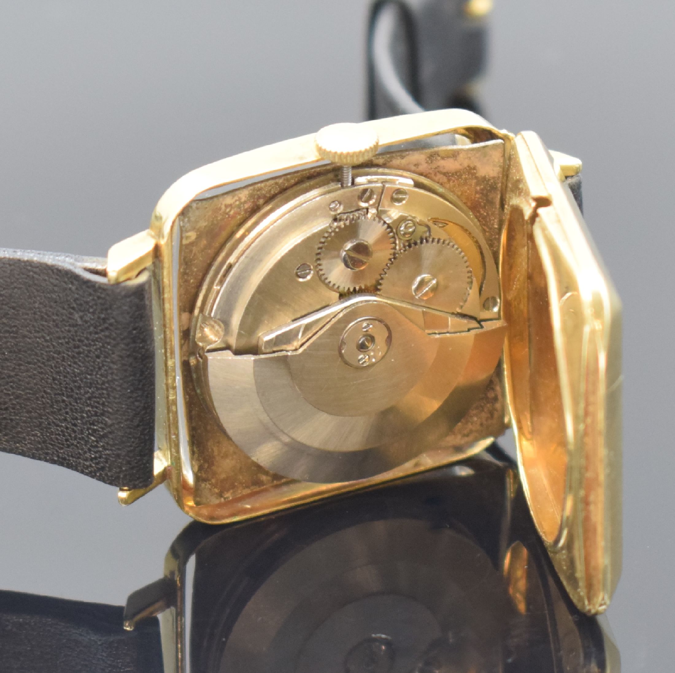 Detail d: Quadratische Herrenarmbanduhr in GG 585/000, Schweiz um 1960, Automatik, Scharniergeh., silb. Zifferbl. fl., gebl. Zeiger, Datum b. 3, vern. Werk ...